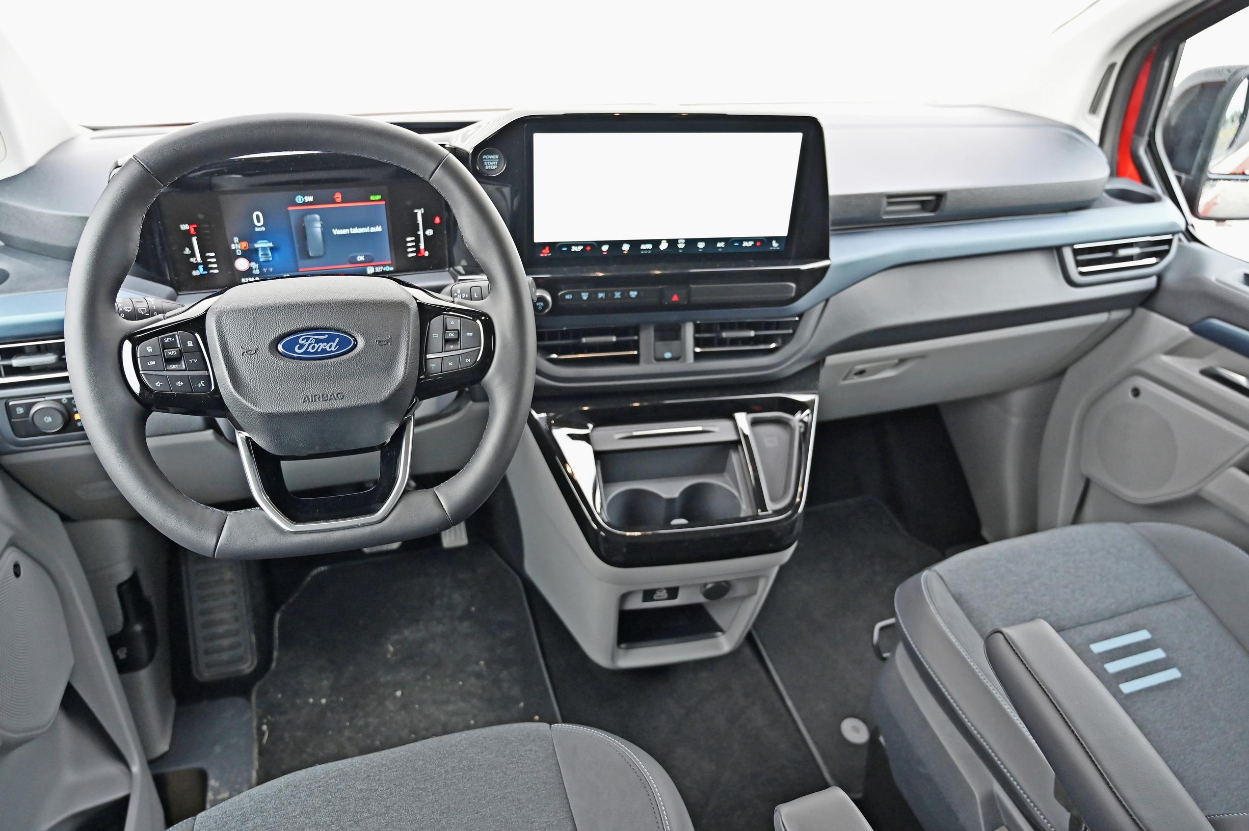 Ford Tourneo Customin ohjaamon ergonomia on pakettiautomaista, mutta se on läpikuljettava ja etuistuinten välistä mahtuu luikahtamaan takamatkustamoon.