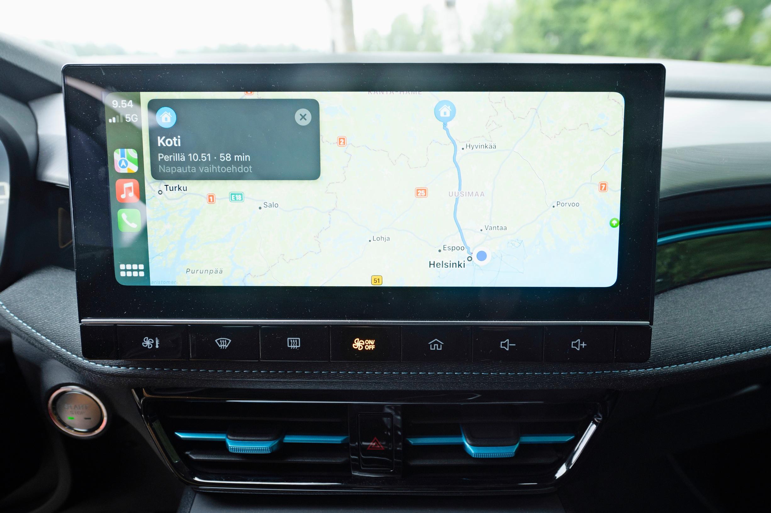 MG5:n CarPlay toimii johdon kautta ja, yllättävää kyllä, vapauttaa äänentoiston radiovastaanoton tukkoisuudesta.