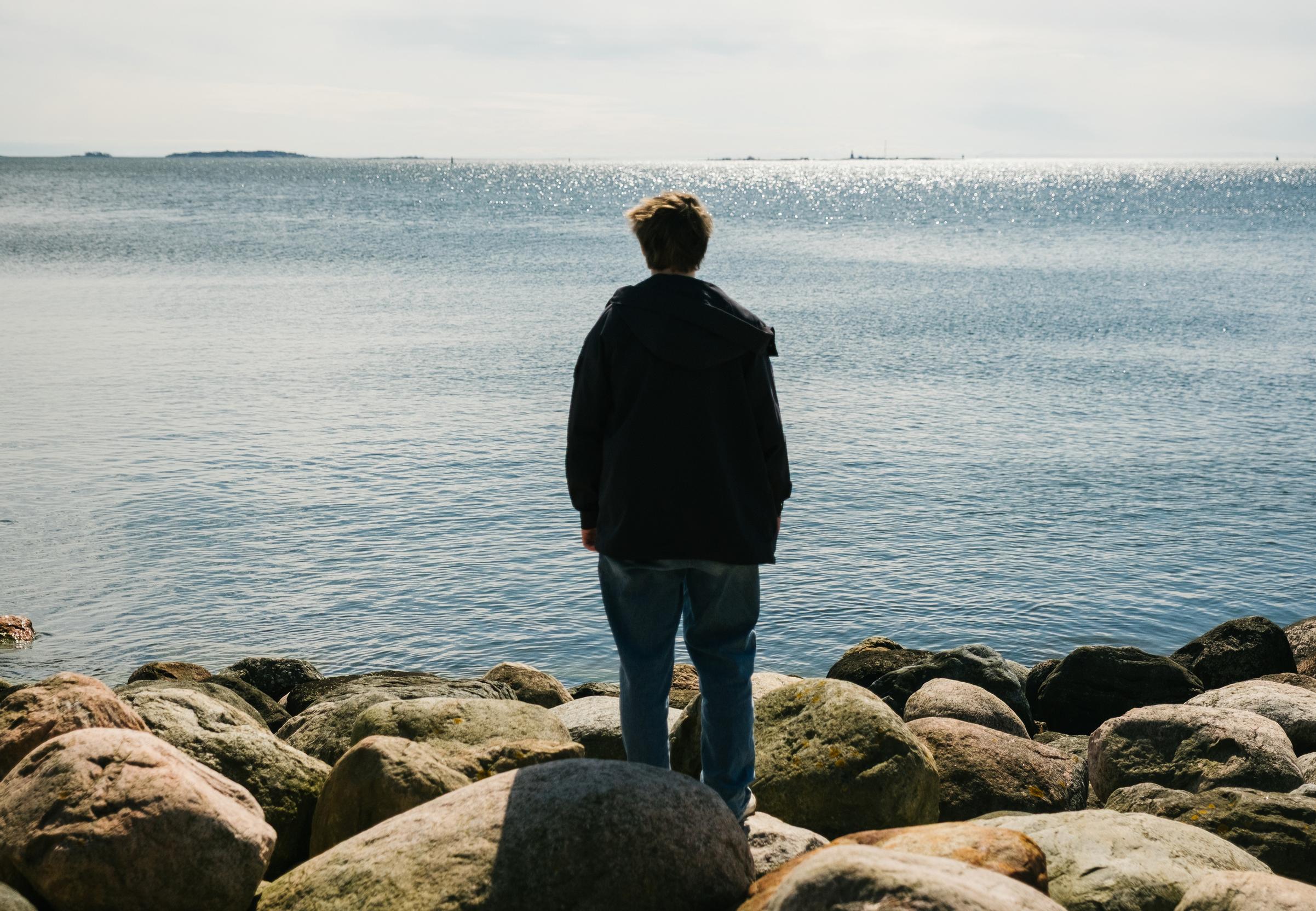 Itsetuhoiset ajatukset ilmenevät Julian, elämässä siten, että kun hän näkee pahvipuristiminen, voi hän kuvitella hyppäävänsä sinne.