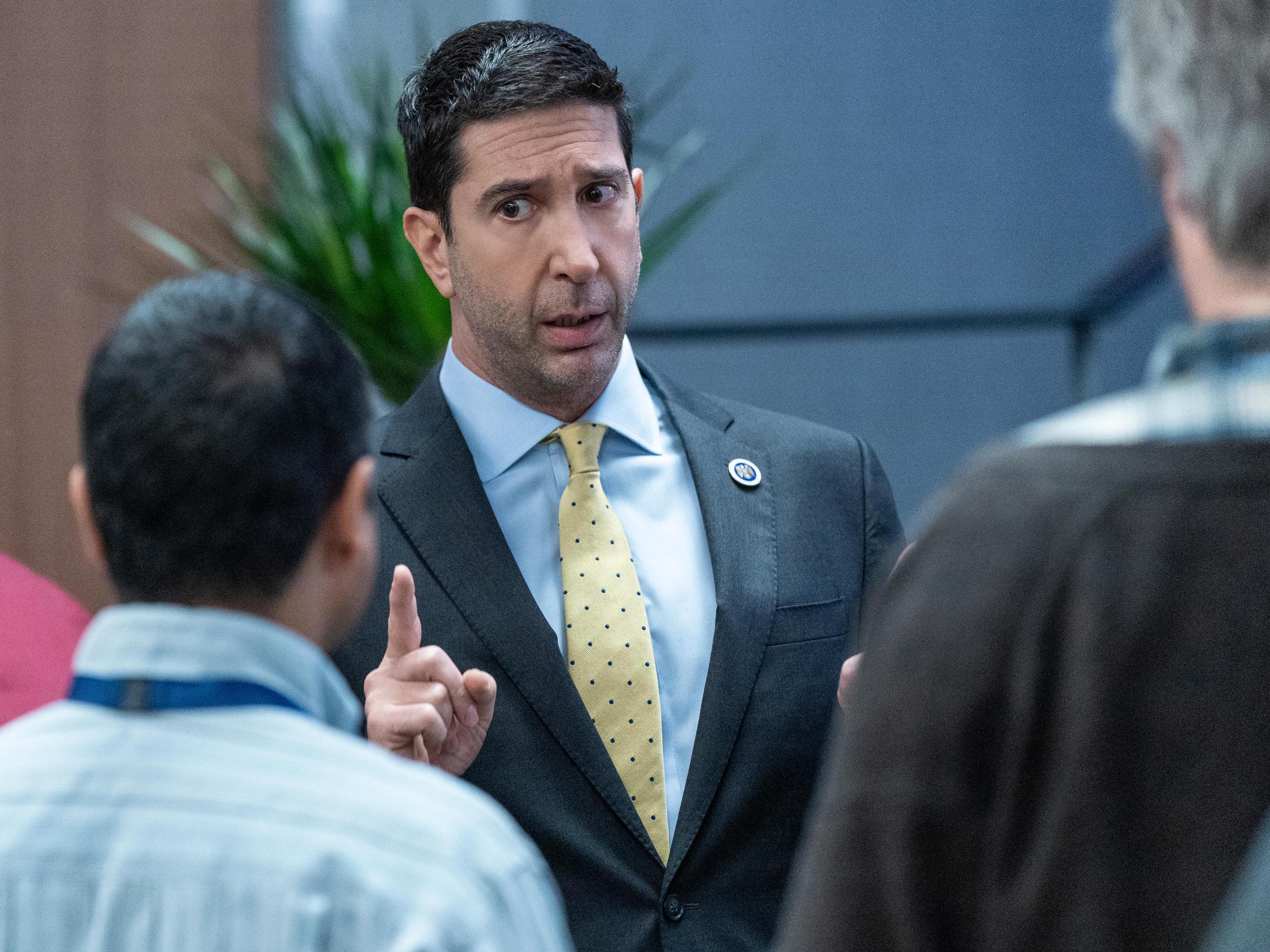 Konttorin jalanjäljissä kulkeva brittikomedia Intelligence ei ole viisasten kerho – Toistaitoista äijäuhoa tarjoaa Frendien Ross – C More 