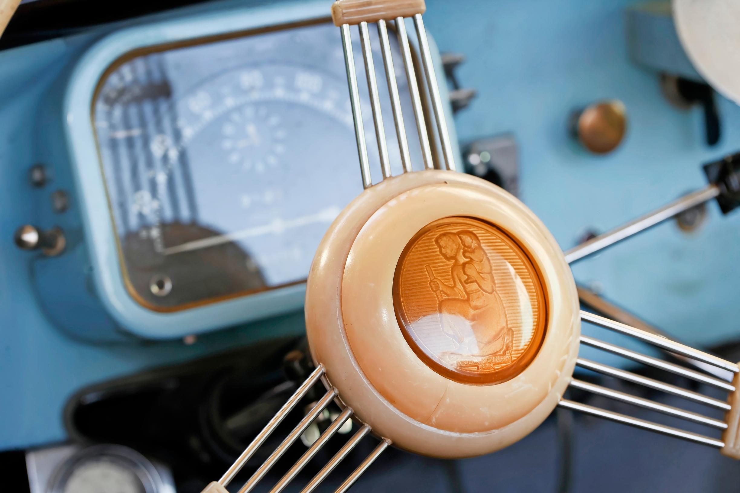 Citroën Traction Avantin ohjaamossa on kaikki tarvittava. Osattiin sitä ennenkin yksilöidä autoja. Pyhä Kristoforos ratin keskiössä on aina tyylikäs ratkaisu.