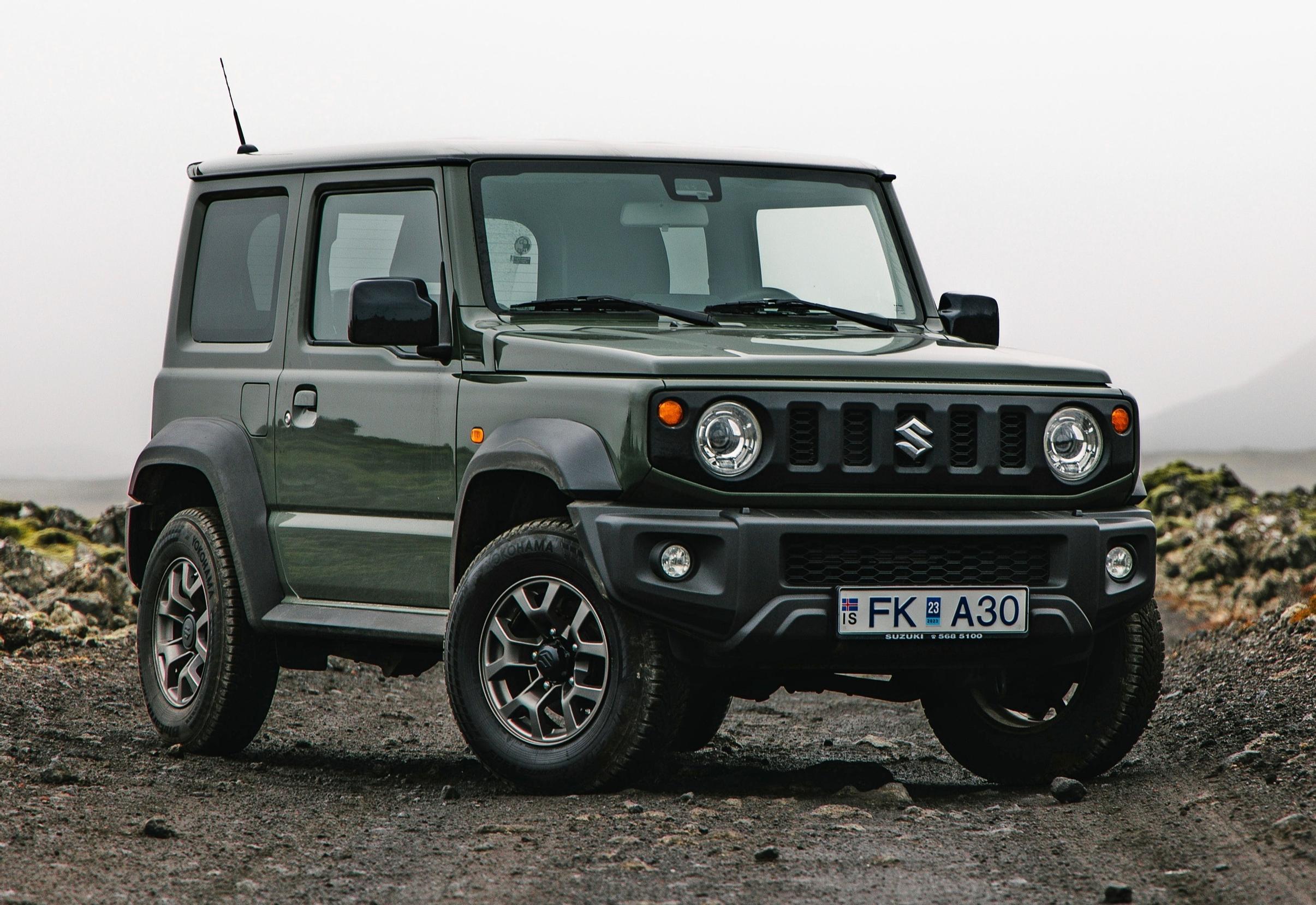 Suzuki Jimny | Taskukokoinen Jimny on ehkä maailman sympaattisin maasturi. Pieni auto liikkuu pöpelikössä kärpän vikkelyydellä.
