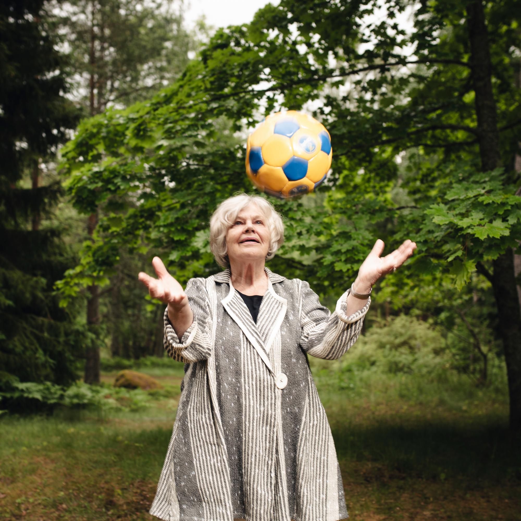”Väitettiin, ettei jalkapallo kerta kaikkiaan sovi naisille” – Naisten jalkapallon arvostus nousee, mutta silti naisjoukkueen budjetti vastaa yhden saman seuran miespelaajan palkkaa