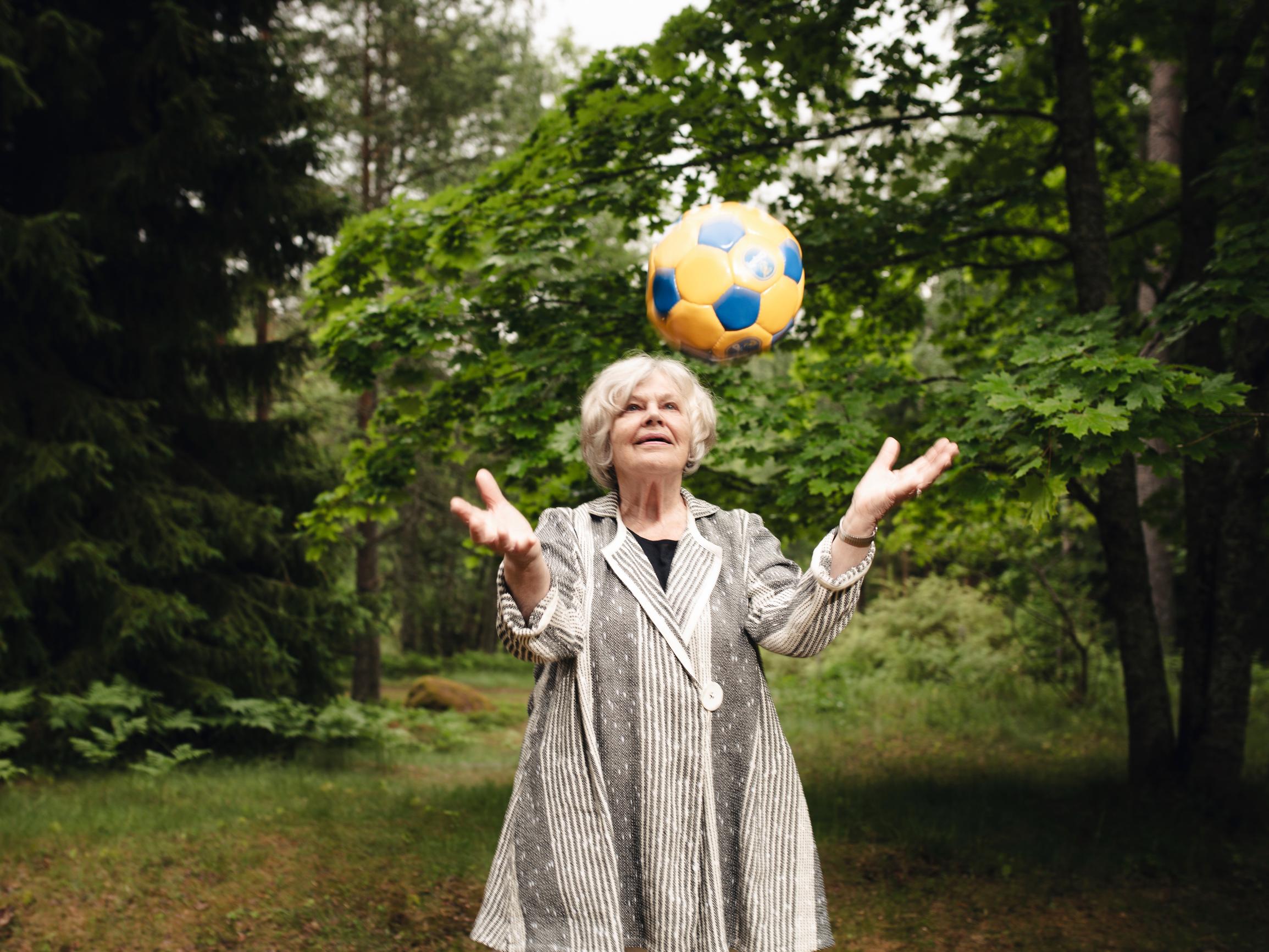 ”Väitettiin, ettei jalkapallo kerta kaikkiaan sovi naisille” – Naisten jalkapallon arvostus nousee, mutta silti naisjoukkueen budjetti vastaa yhden saman seuran miespelaajan palkkaa