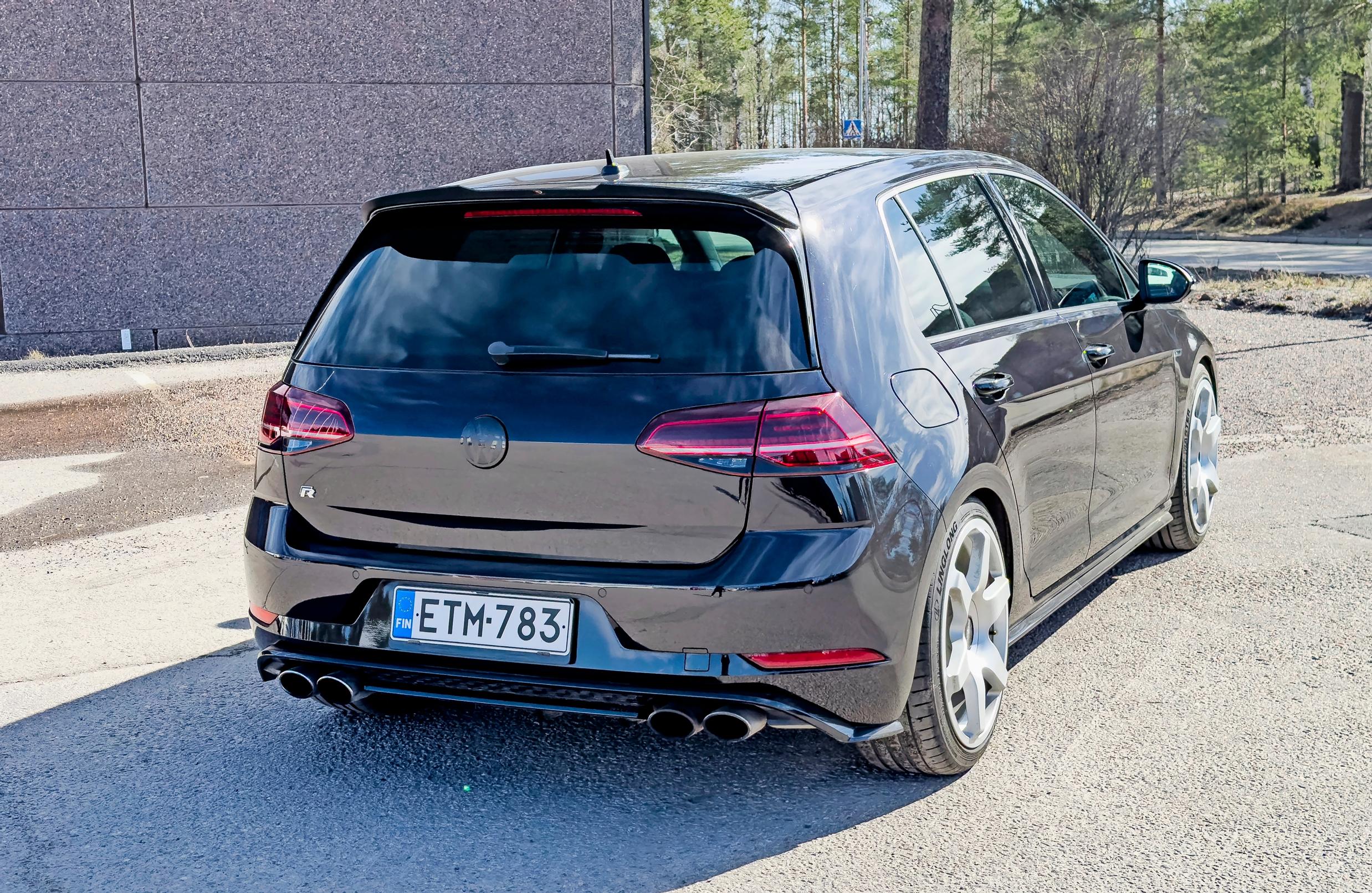 Volkswagen Golf R:n neljä putkea paukkuvat ihanasti. Melu on aitoa rokettirollia, eikä mitään syntetisaattorilla tuotettua sihinää.