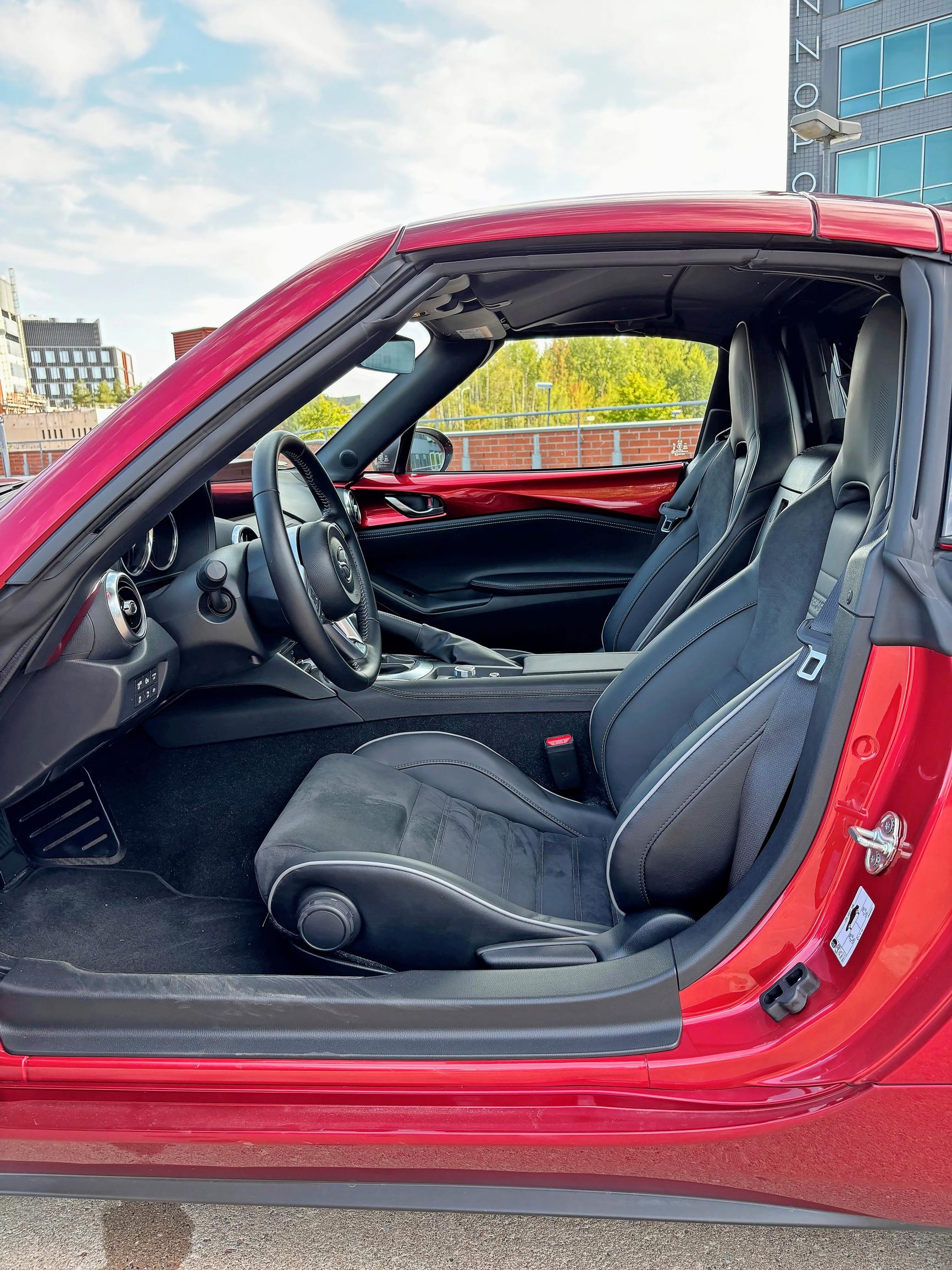 Mazda MX-5 ei sovi yli 182-senttisille! Ohjaamo on paitsi ahdas, myös todella matalalla, joten muut autot tuntuvat tien päällä jättiläisiltä.
