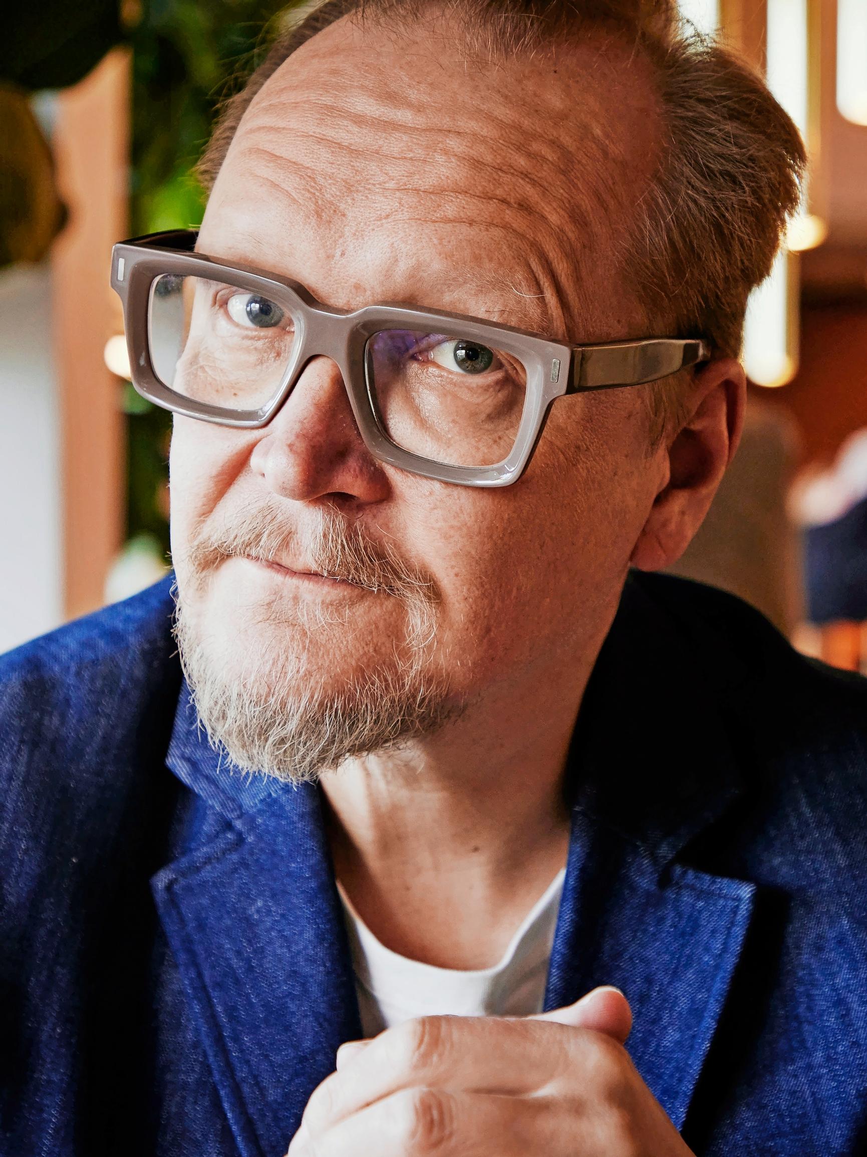 ”Yritän varoa sellaista ikääntymiseen liittyvää piirrettä, että olisin aamuisin huonolla tuulella” – Ohjaaja Janne Reinikainen jakaa neljä ajatusta elämästään