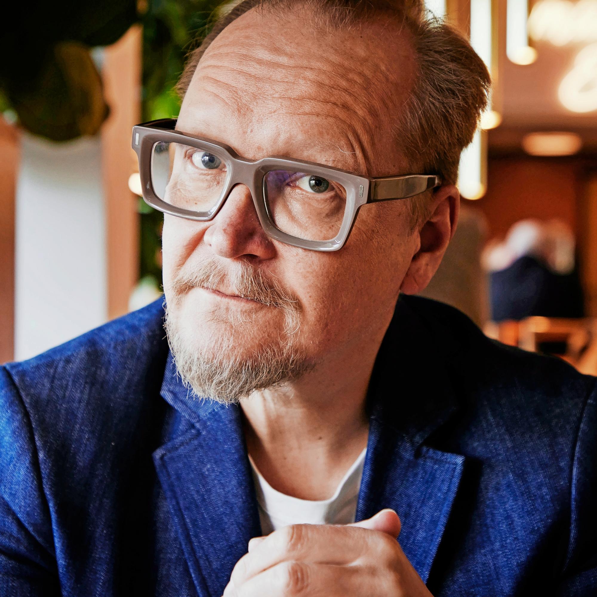 ”Yritän varoa sellaista ikääntymiseen liittyvää piirrettä, että olisin aamuisin huonolla tuulella” – Ohjaaja Janne Reinikainen jakaa neljä ajatusta elämästään