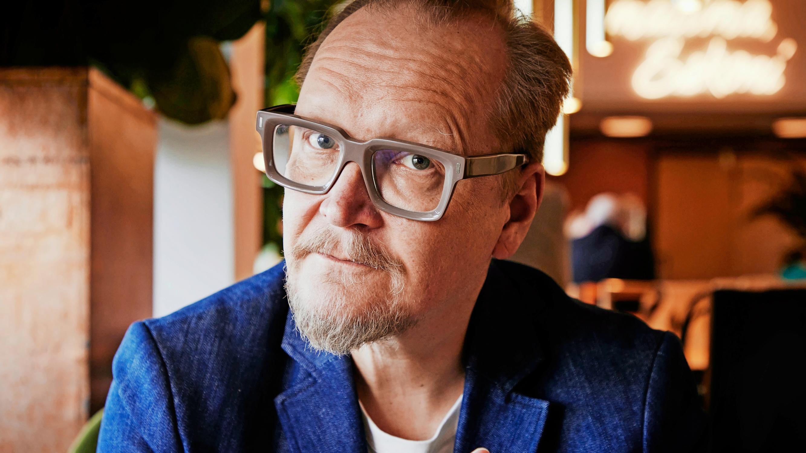 ”Yritän varoa sellaista ikääntymiseen liittyvää piirrettä, että olisin aamuisin huonolla tuulella” – Ohjaaja Janne Reinikainen jakaa neljä ajatusta elämästään