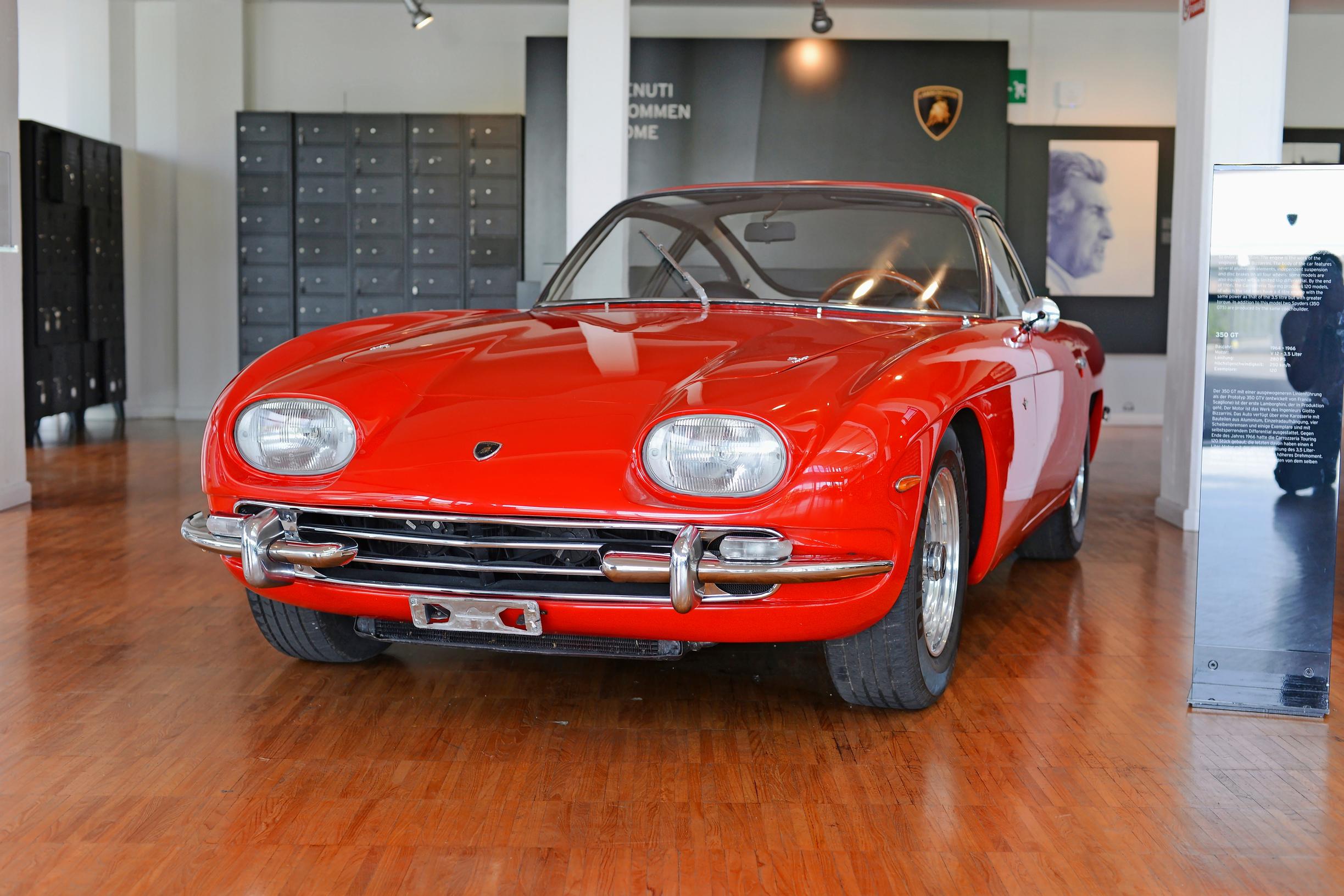 Vuonna 1964 esitelty 350 GT oli ensimmäinen Lamborghinin auto. Sitä ennen merkki tunnettiin traktoreistaan.
