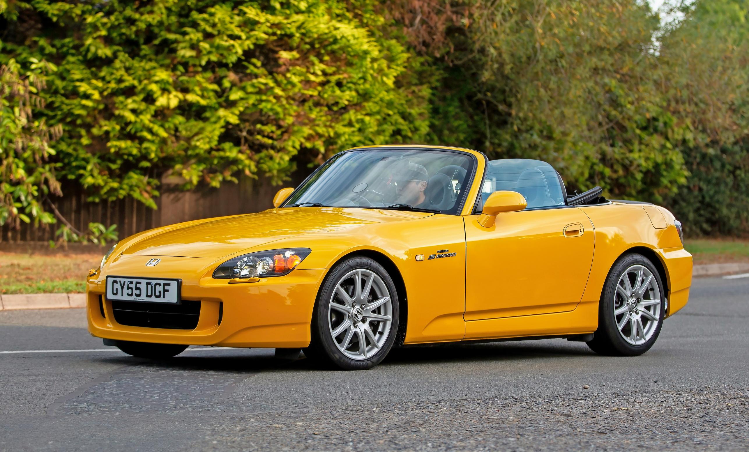 Honda S2000. Tästä ei cabrio takakireämmäksi muutu. Kone kiertää yli 8 000 r/min.