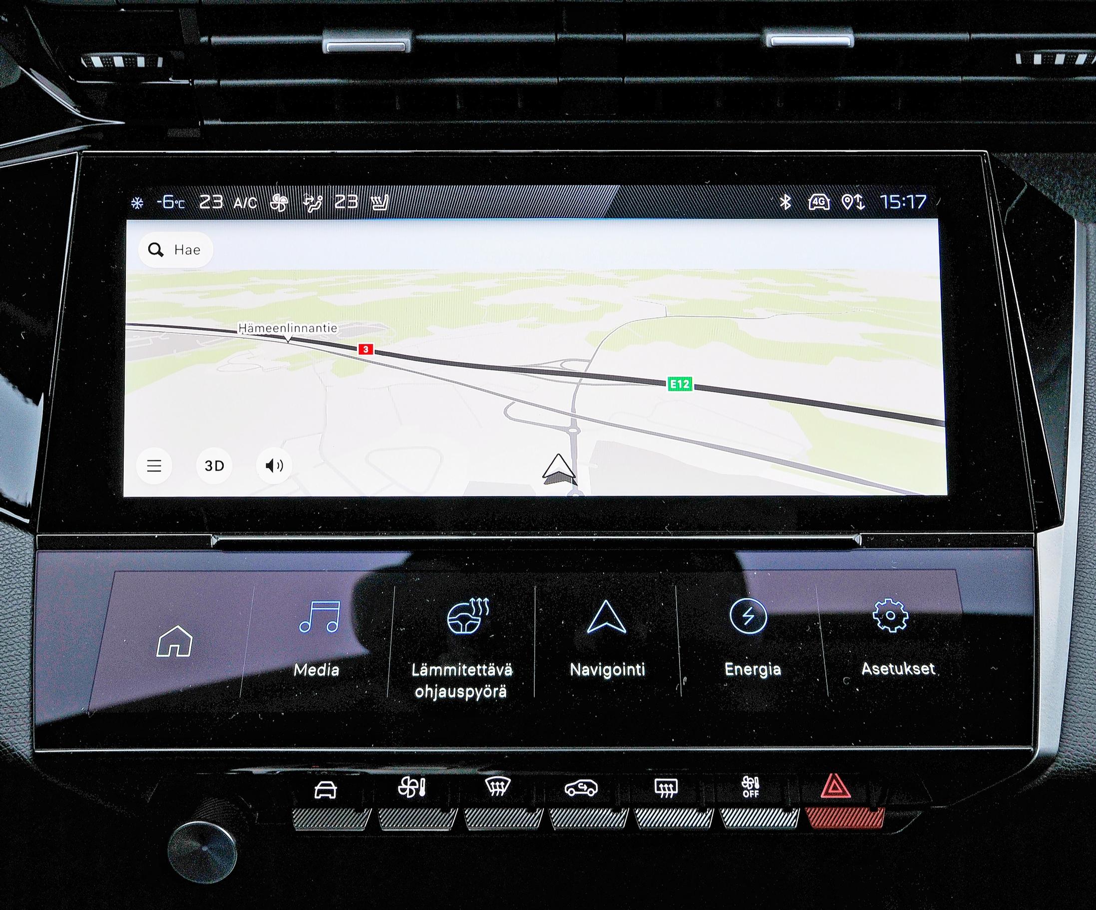 Peugeot E-308 SW:n kymppituumainen kosketusnäyttö on integroitu kojelautaan. Alalaidan i-Toggles -painikkeet ovat näppärät.