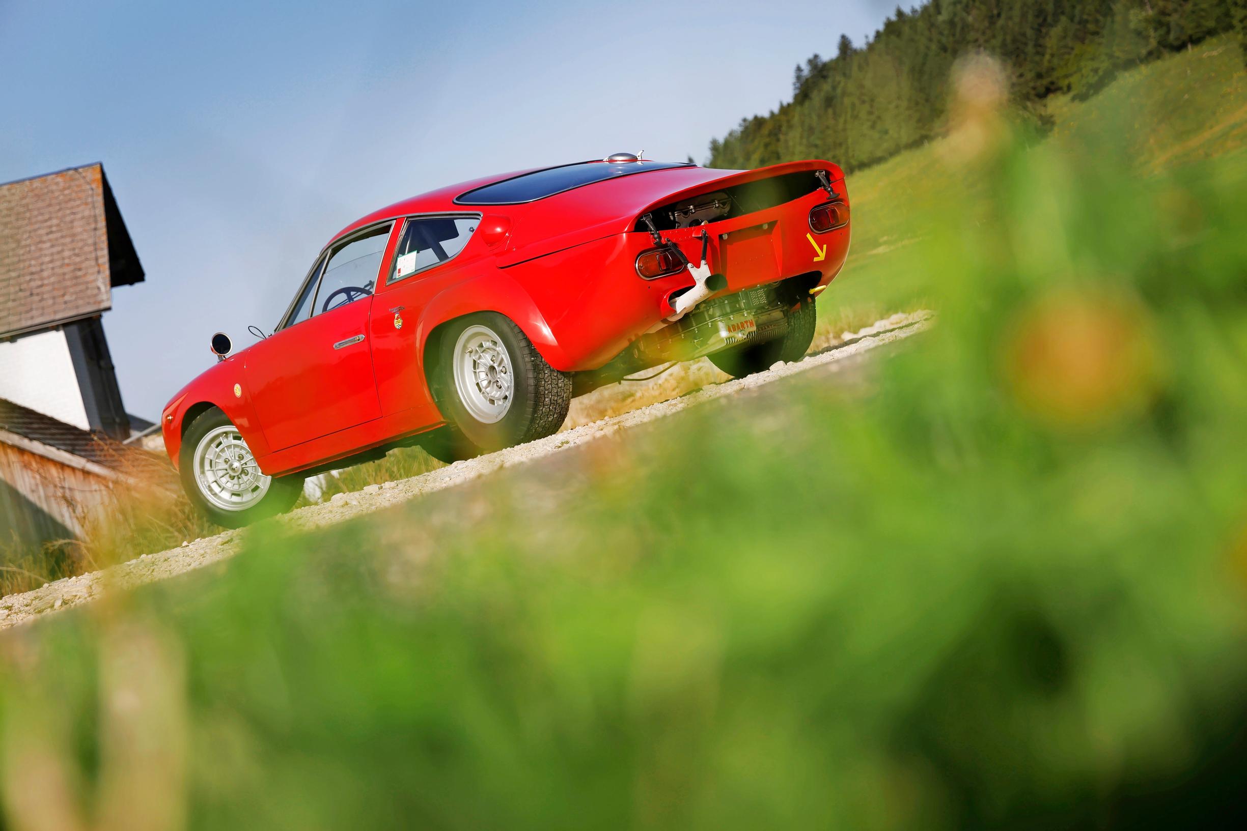 Jyhkeät takavalot antavat Abarth Simcalle tiessä hyvin istuvan olemuksen.