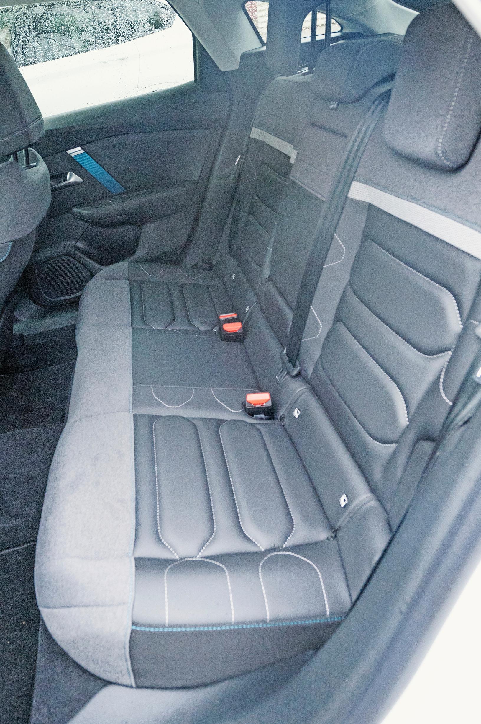 Citroën ë-C4:n takapenkit ovat tässä kokoluokassa tavanomaiset. Lapsille ja varhaisteineille ihan hyvät.