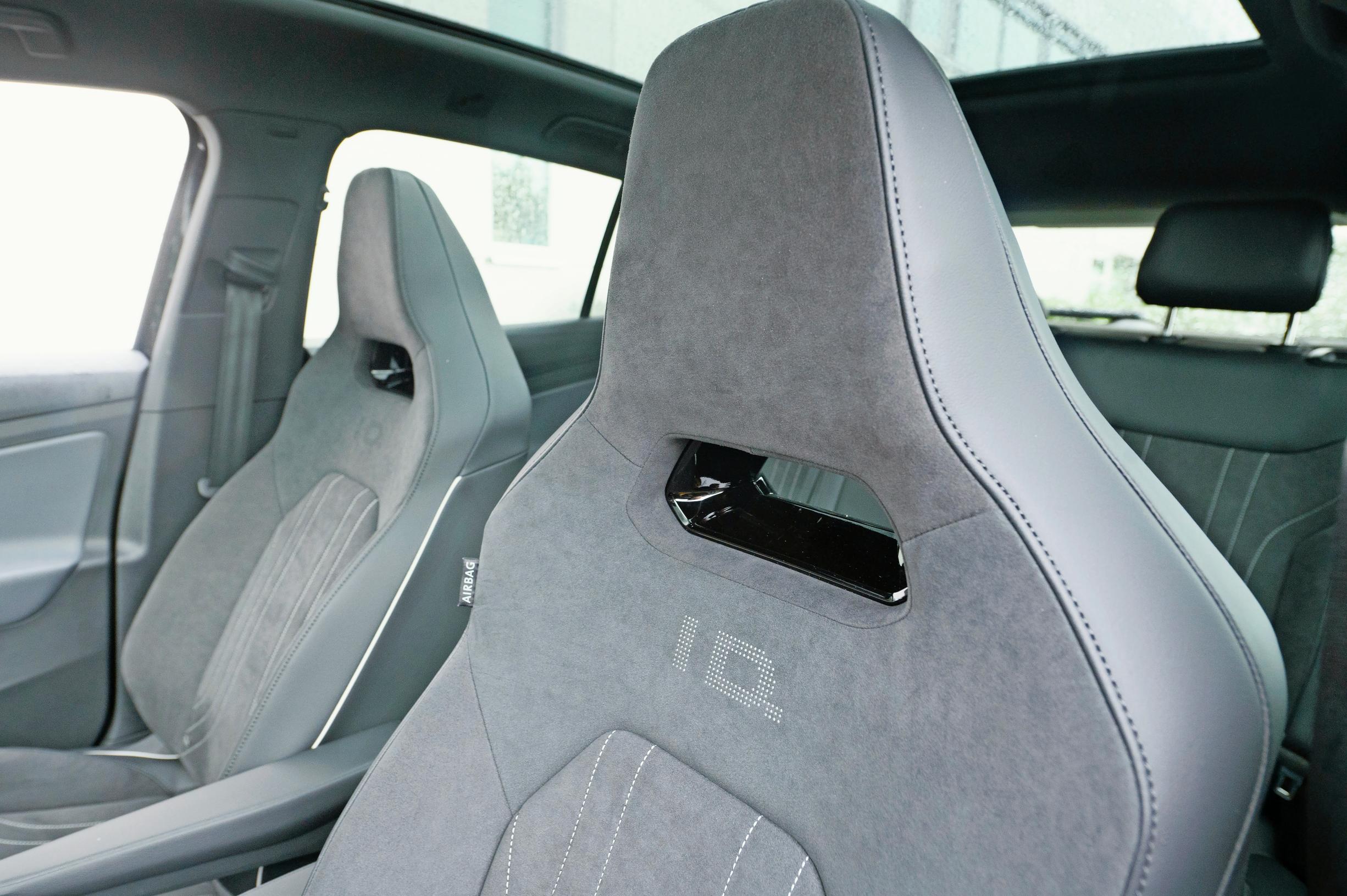 Volkswagen ID.4:n top Sport plus -paketin mukana tulevat sporttipenkit miellyttävät silmää ja vartaloa.