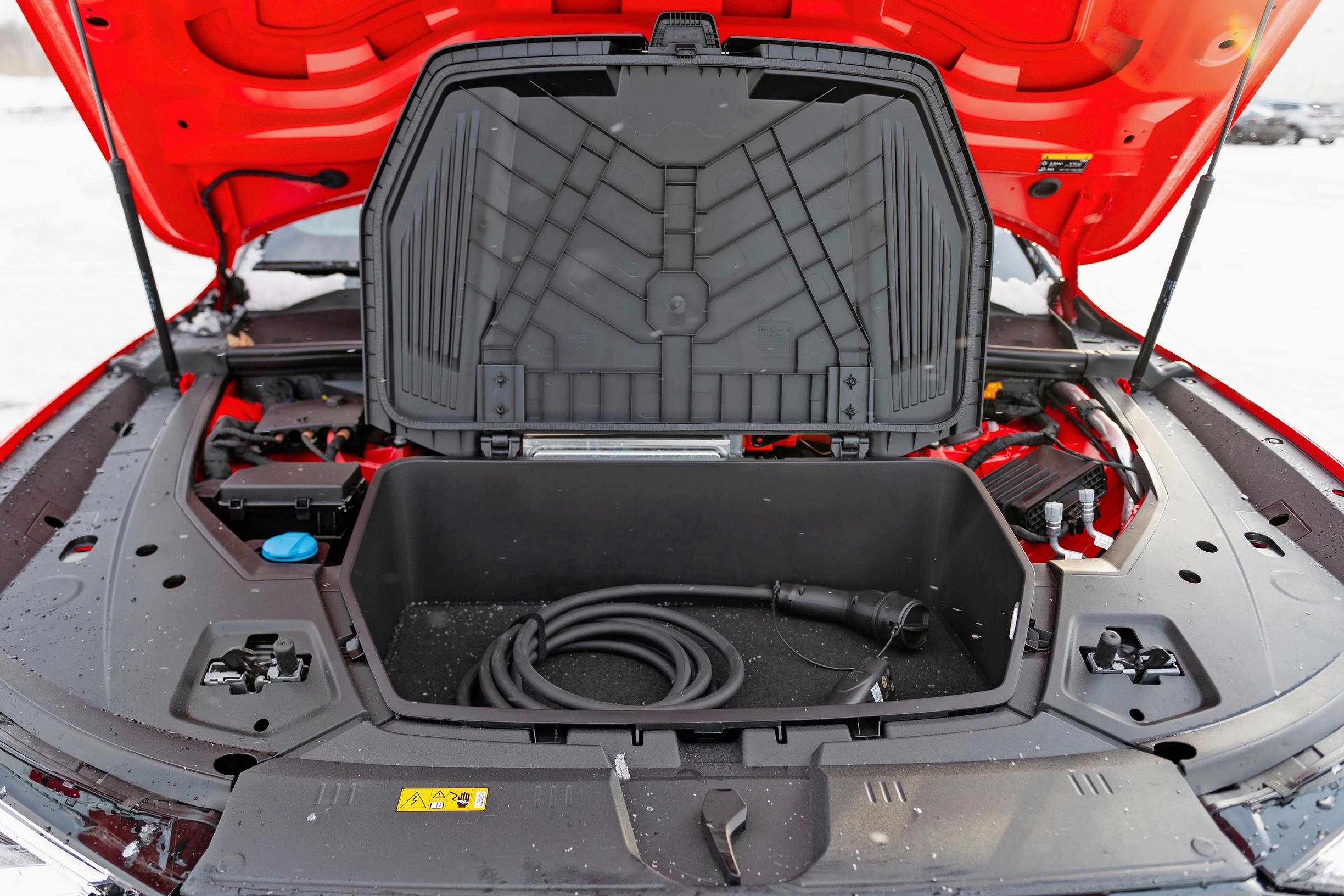 Audi SQ8 Sportback e-tronin latauskaapelin kotipesä löytyy konepellin alta.