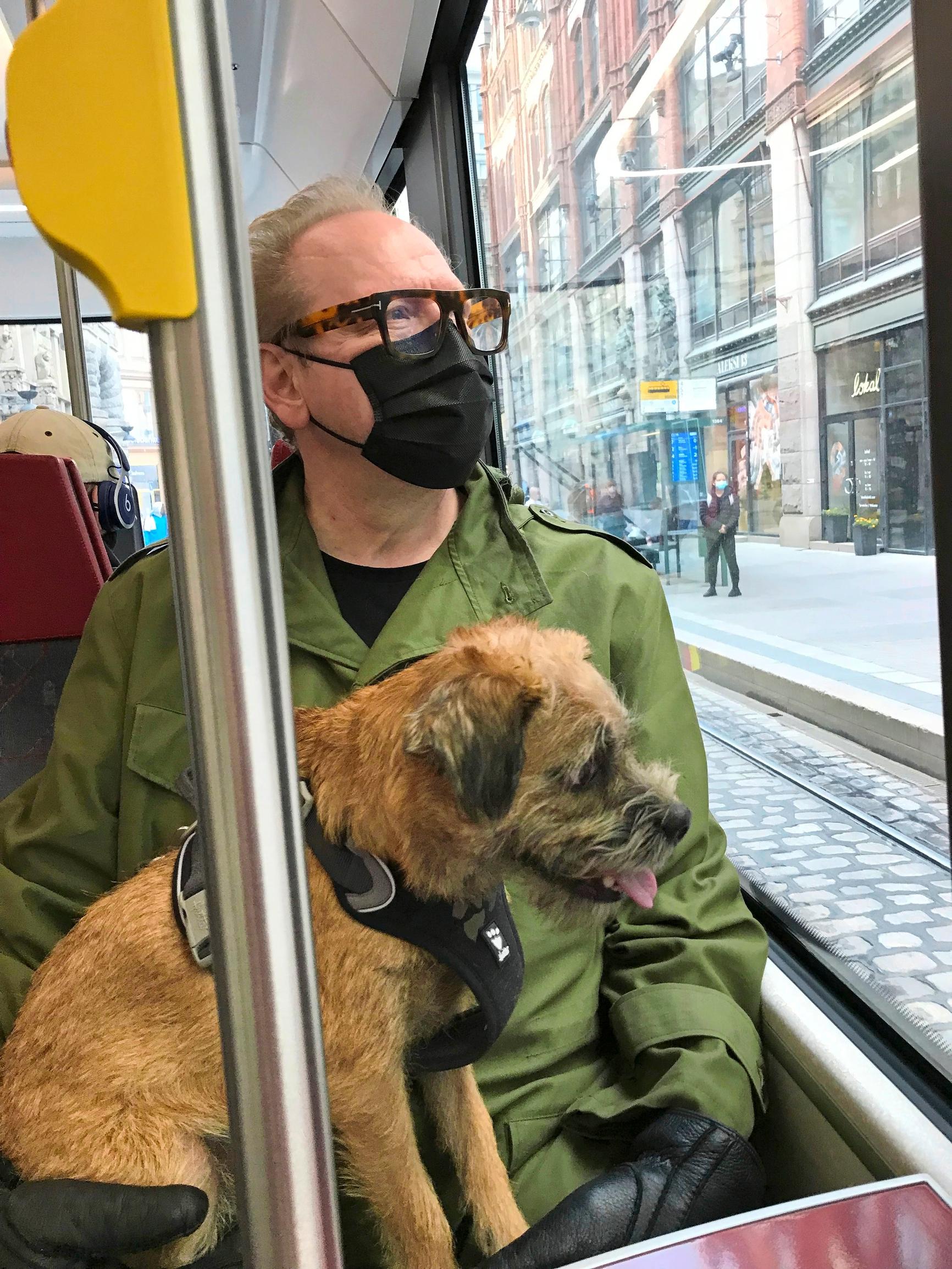 Jari Tervo ja Ukko-koira raitiovaunussa