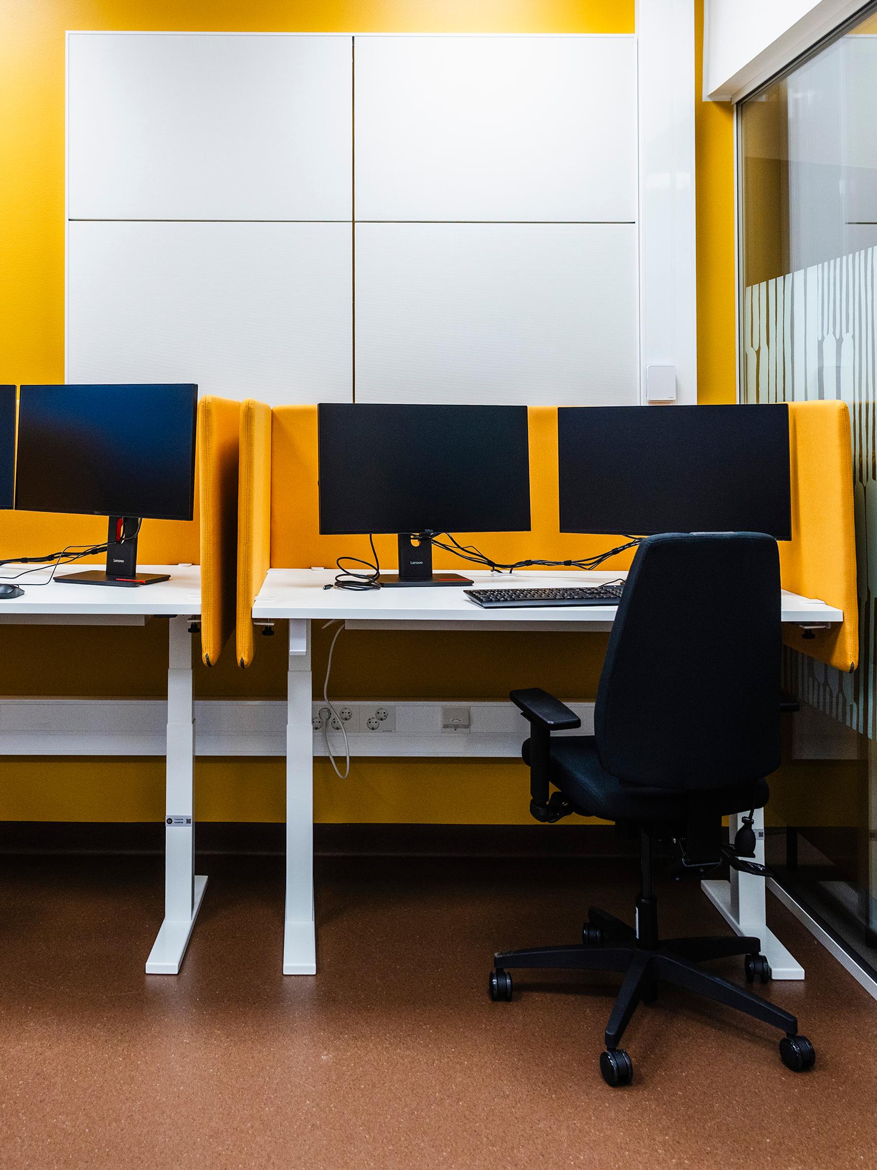 ”Ihan järjettömiä tiloja” – Sairaaloista tehtiin avokonttoreita, ja nyt lääkärit soittavat niissä myös arkaluontoisia puheluita