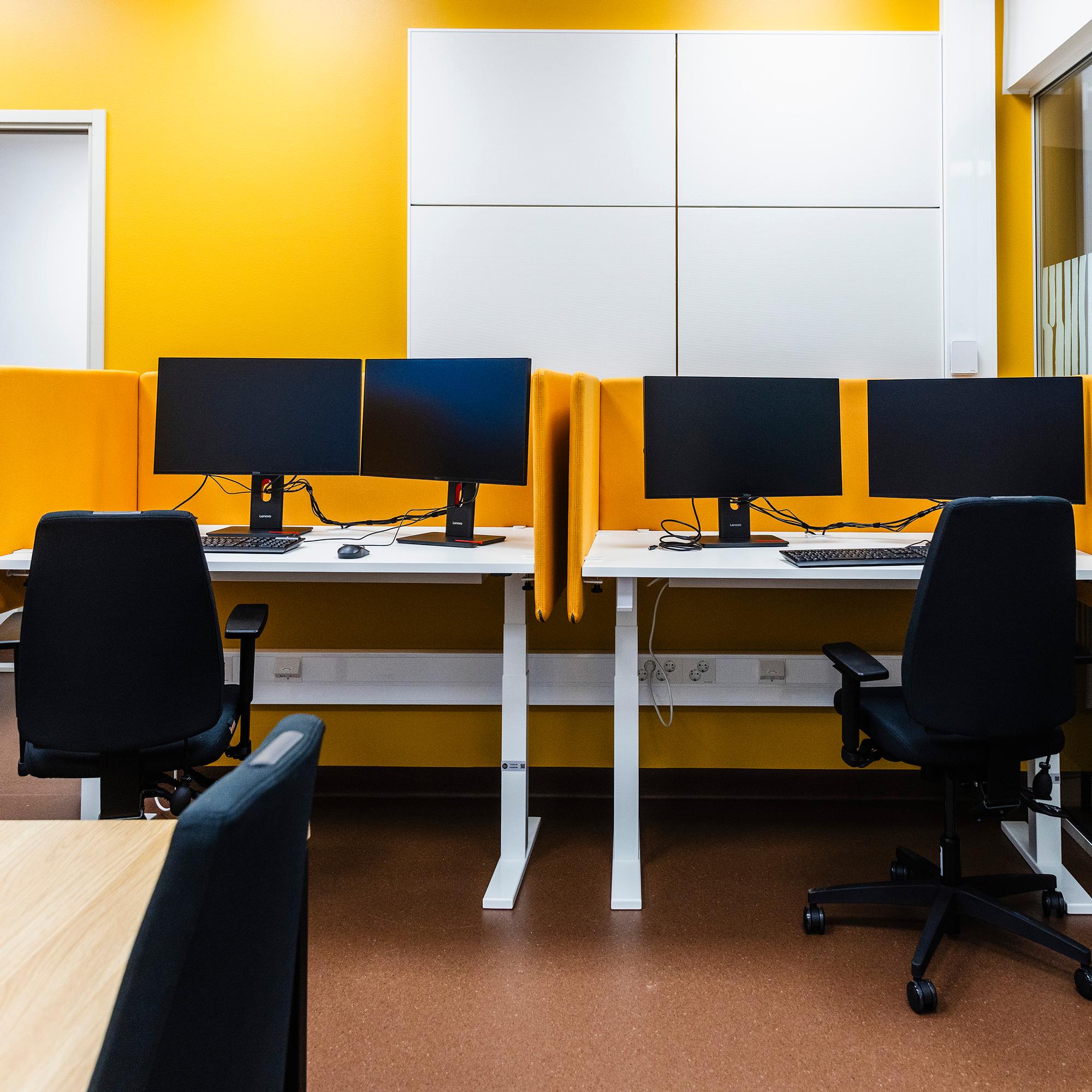 ”Ihan järjettömiä tiloja” – Sairaaloista tehtiin avokonttoreita, ja nyt lääkärit soittavat niissä myös arkaluontoisia puheluita