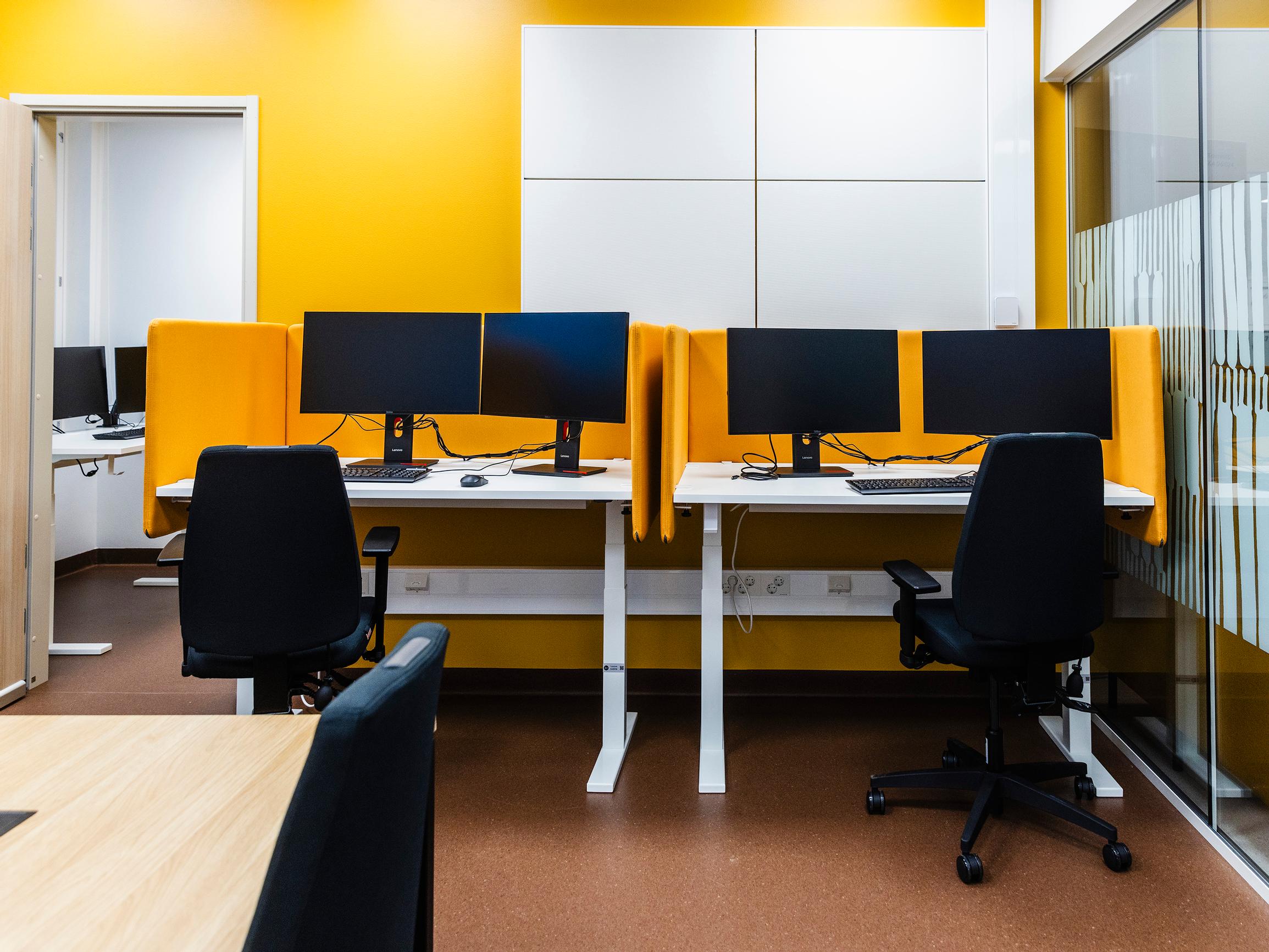 ”Ihan järjettömiä tiloja” – Sairaaloista tehtiin avokonttoreita, ja nyt lääkärit soittavat niissä myös arkaluontoisia puheluita