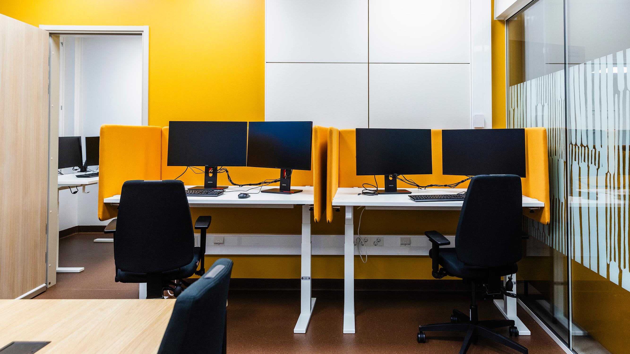 ”Ihan järjettömiä tiloja” – Sairaaloista tehtiin avokonttoreita, ja nyt lääkärit soittavat niissä myös arkaluontoisia puheluita