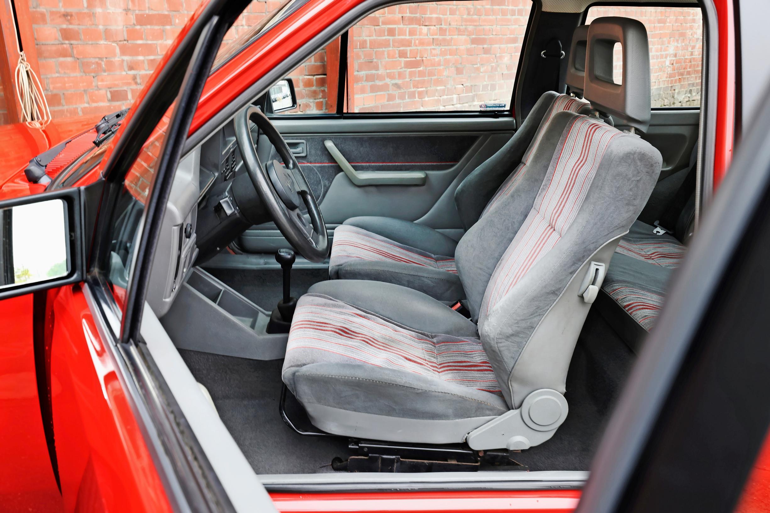 Opel Corsa GSi:n veluurikankaiset Recaron istuimet näyttävät sporttisilta, mutta niiden tuki on löysähkö.