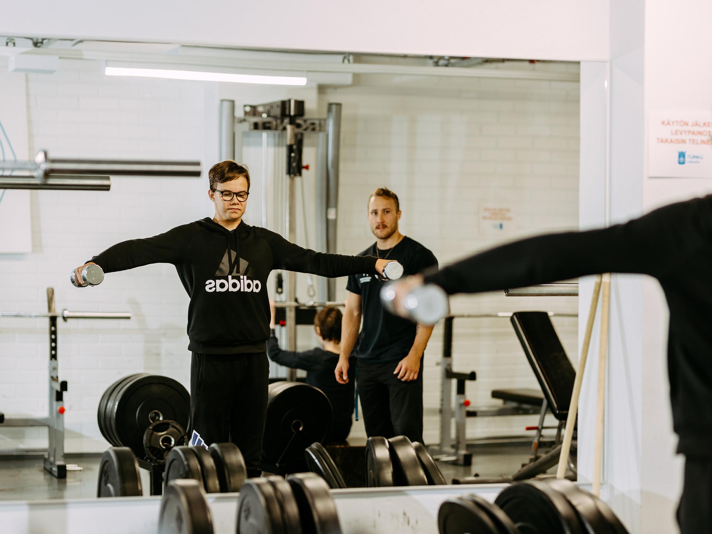 Kasperilla, 14, ei ollut harrastusta, sitten koulu tarjosi ilmaista kuntosalitreeniä – Nyt nuoret jonottavat salille Turussa