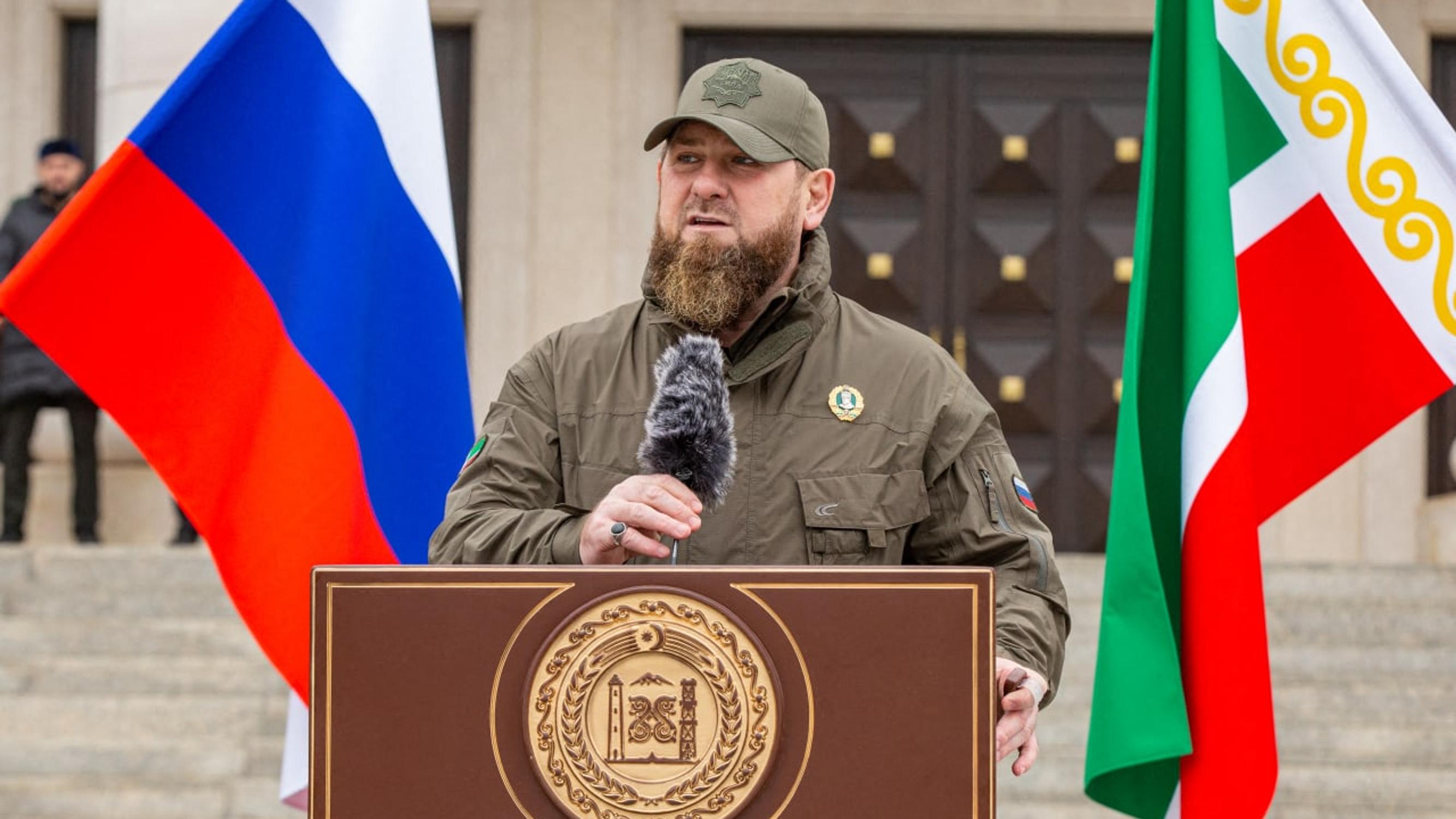 Ramzan Kadyrov johtaa Ukrainaa terrorisoivia tšetšeenijoukkoja ja pullistelee sosiaalisessa mediassa – Mutta millainen totuus löytyy kuvien takaa? 