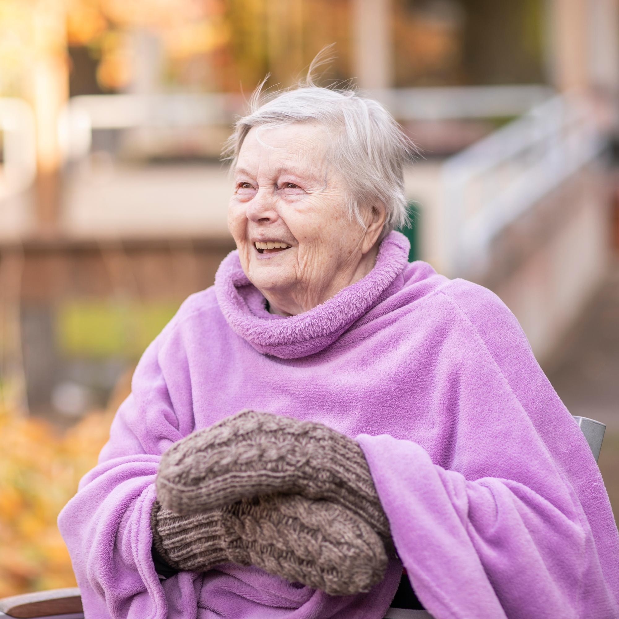 ”Ihana tuo aurinko – Otan sen kainaloon lämmittämään” – Muistisairas Mimmi, 92, on sitä mieltä, että hänellä on hyvä olla – ei ole sairauksia