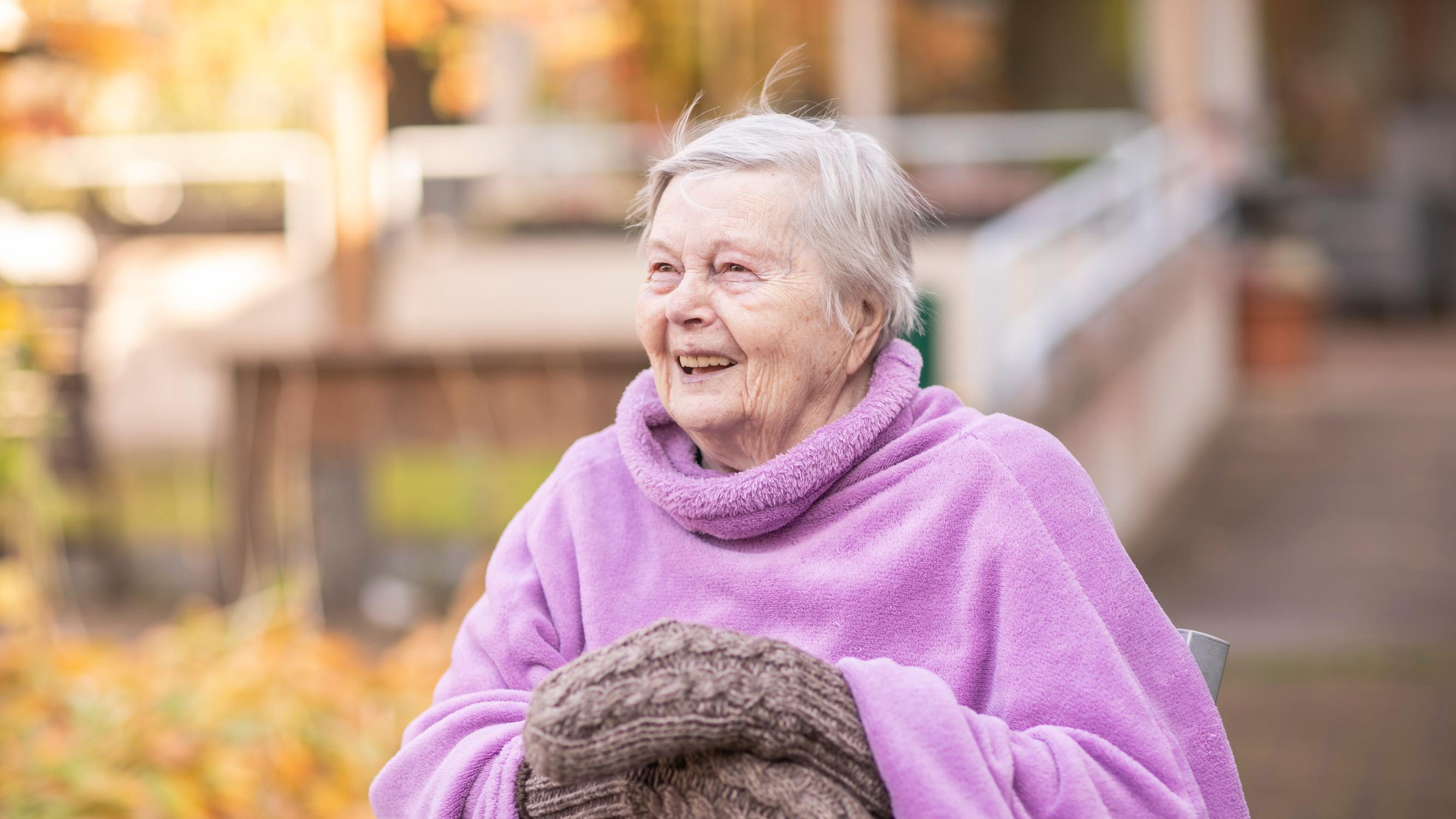 ”Ihana tuo aurinko – Otan sen kainaloon lämmittämään” – Muistisairas Mimmi, 92, on sitä mieltä, että hänellä on hyvä olla – ei ole sairauksia