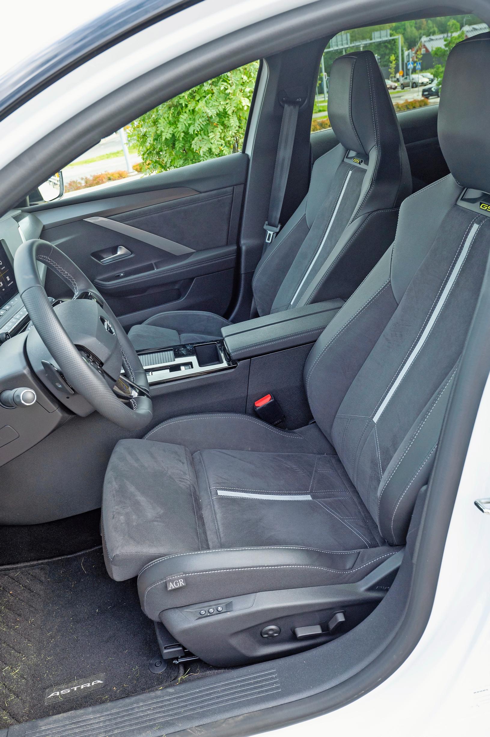 Opel Astra GSe -lataushybridin kuljettajan istuin on sporttisen mukava. Läpi leikkaava viiva tuo nostalgiasäväyksen.