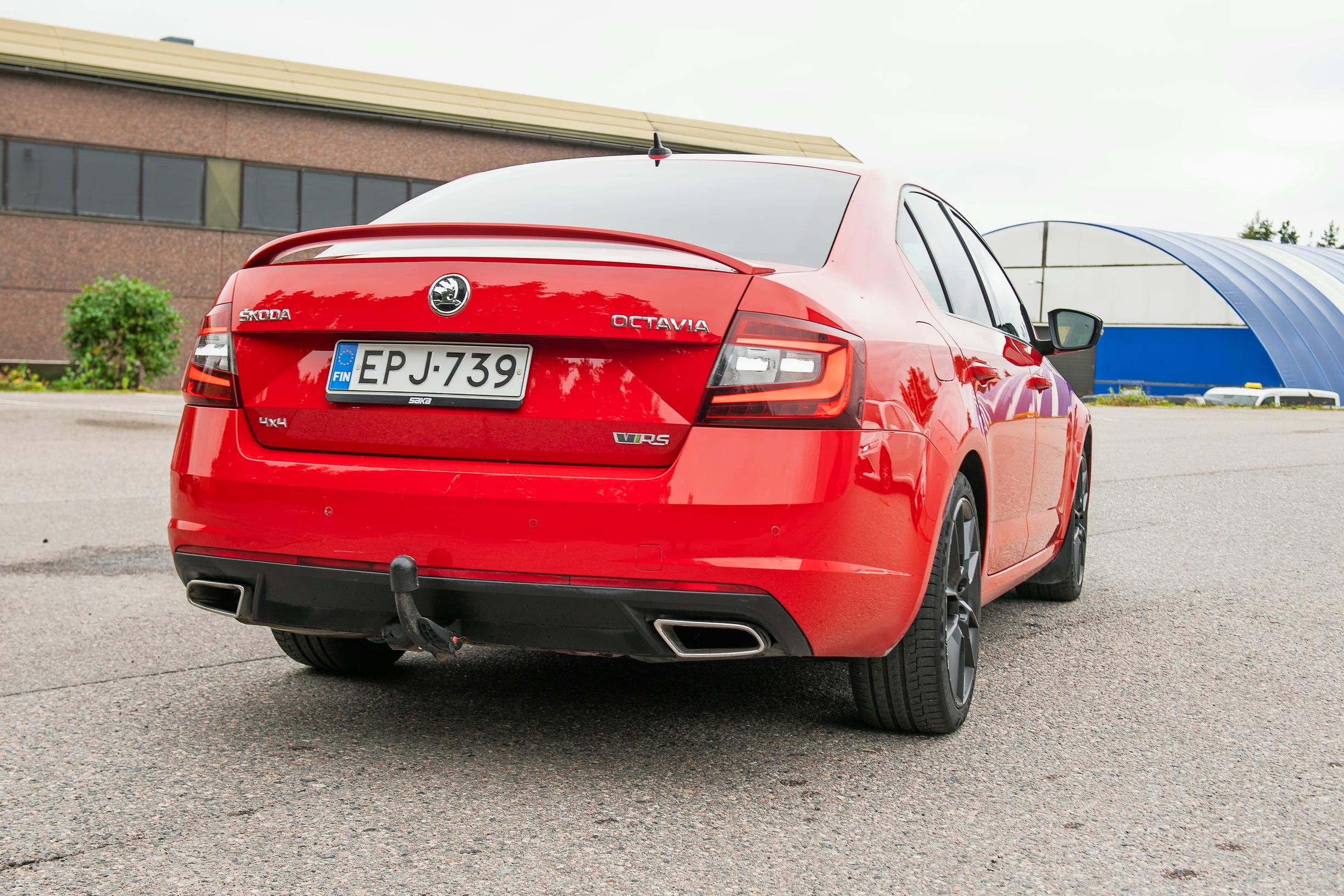 Skoda Octavian tuplaputket ja vetokoukku. Perin asiallista menoa, vai mitä?