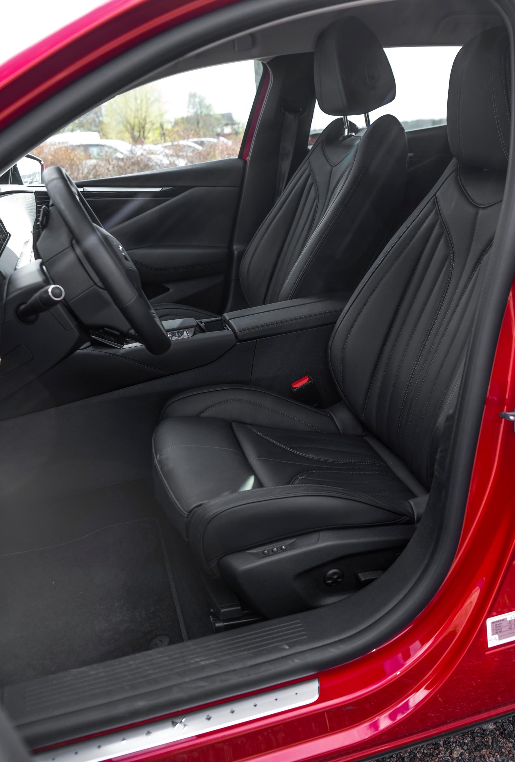 DS 4 E-Tense plug-in Hybrid 225 Rivoli Cross Autom. Launch Ed. etupenkki
