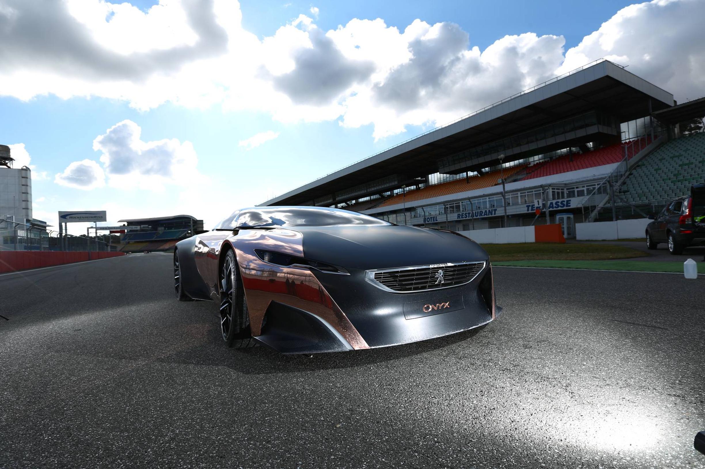 Koeajossa kuparista ja hiilikuidusta tehty hybridiohjus: Peugeot Onyx