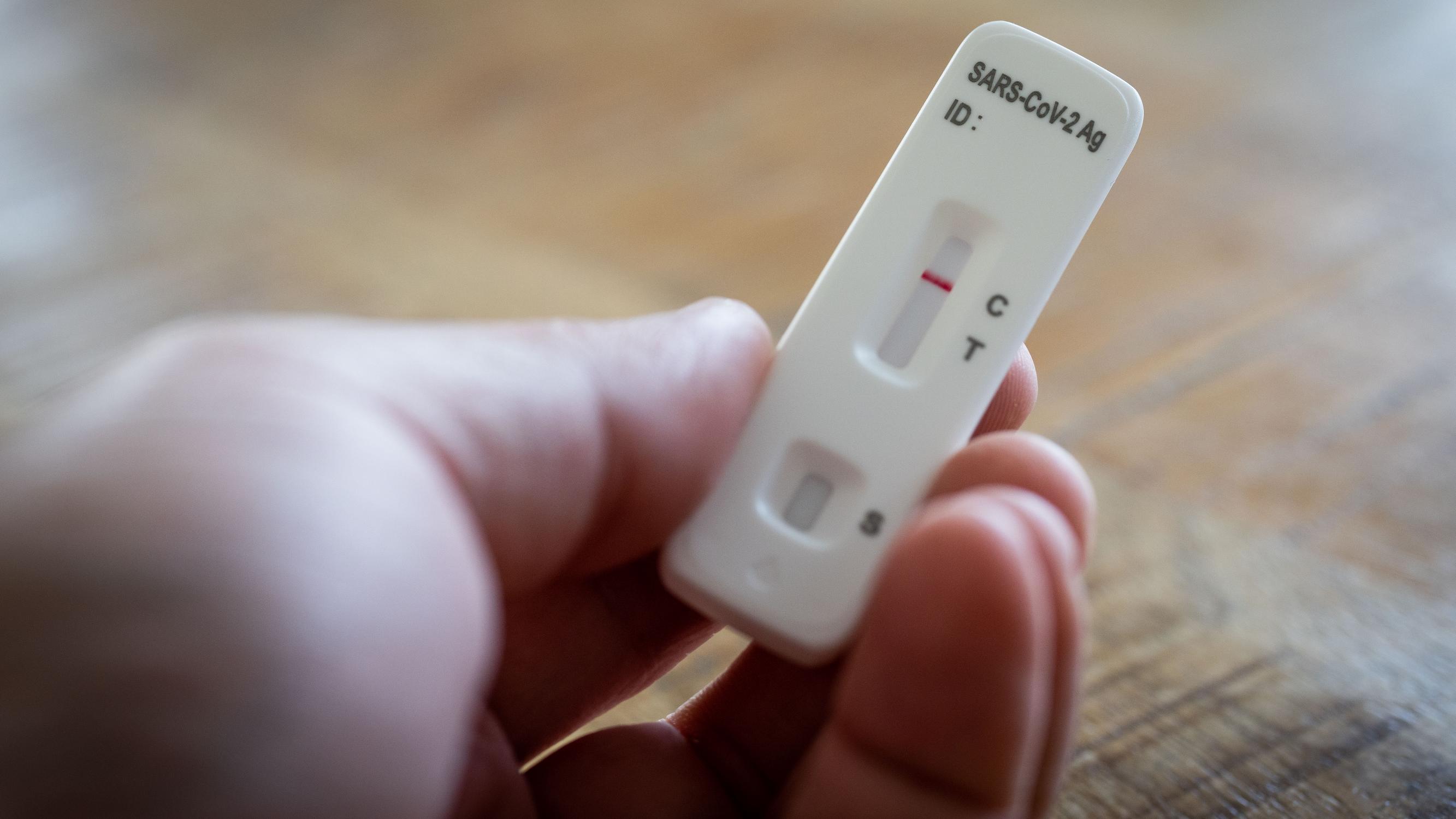 Koronan kotitestin negatiiviseen tulokseen ei kannata luottaa, sanoo HUS:in diagnostiikkajohtaja Lasse Lehtonen