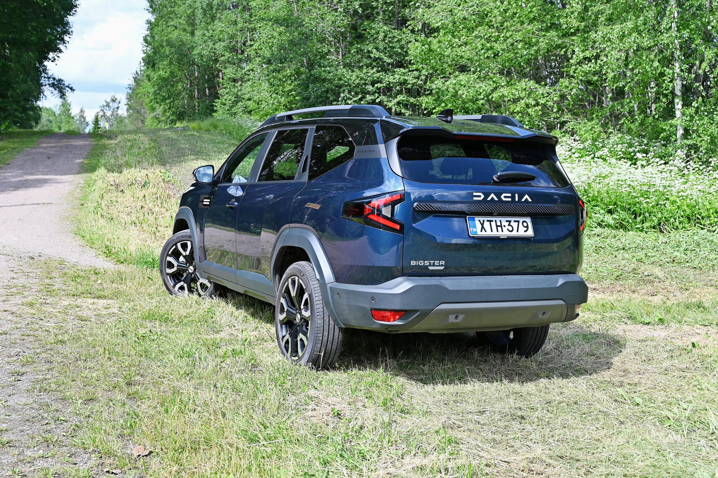 Dacia Bigsterin äänieristykseen olisi voitu panostaa enemmän. Karkeammalla asvaltilla rengasmelu alkaa hiljalleen kantautua häiritsevänä sisälle noin 80 km/h -nopeudessa. Moottoritiellä sisälle kantautuva humina on jo selkeä miinus.