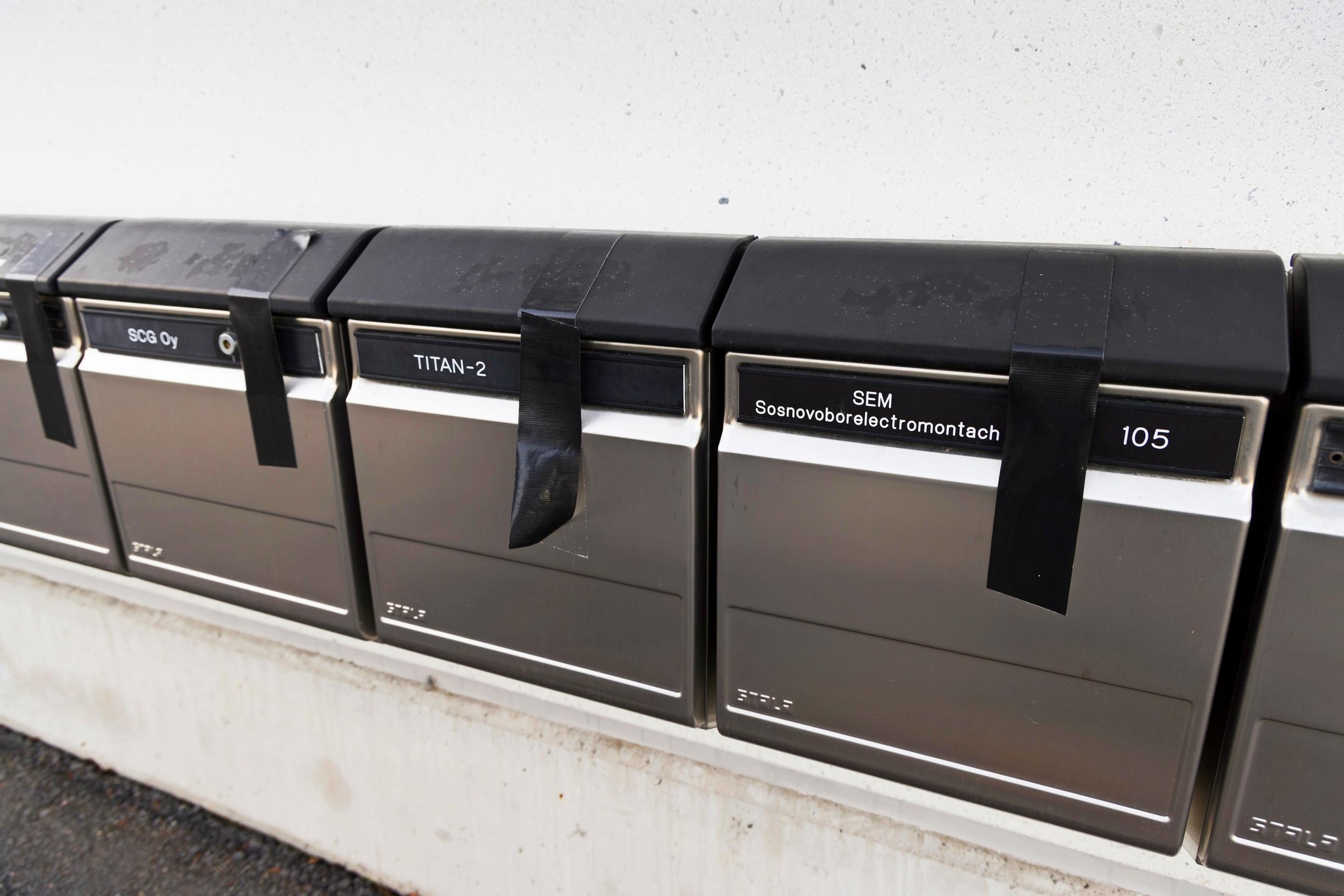 Energy Towerin seinustalle on jäänyt pitkä rivi poistuneiden yritysten postilaatikoita.