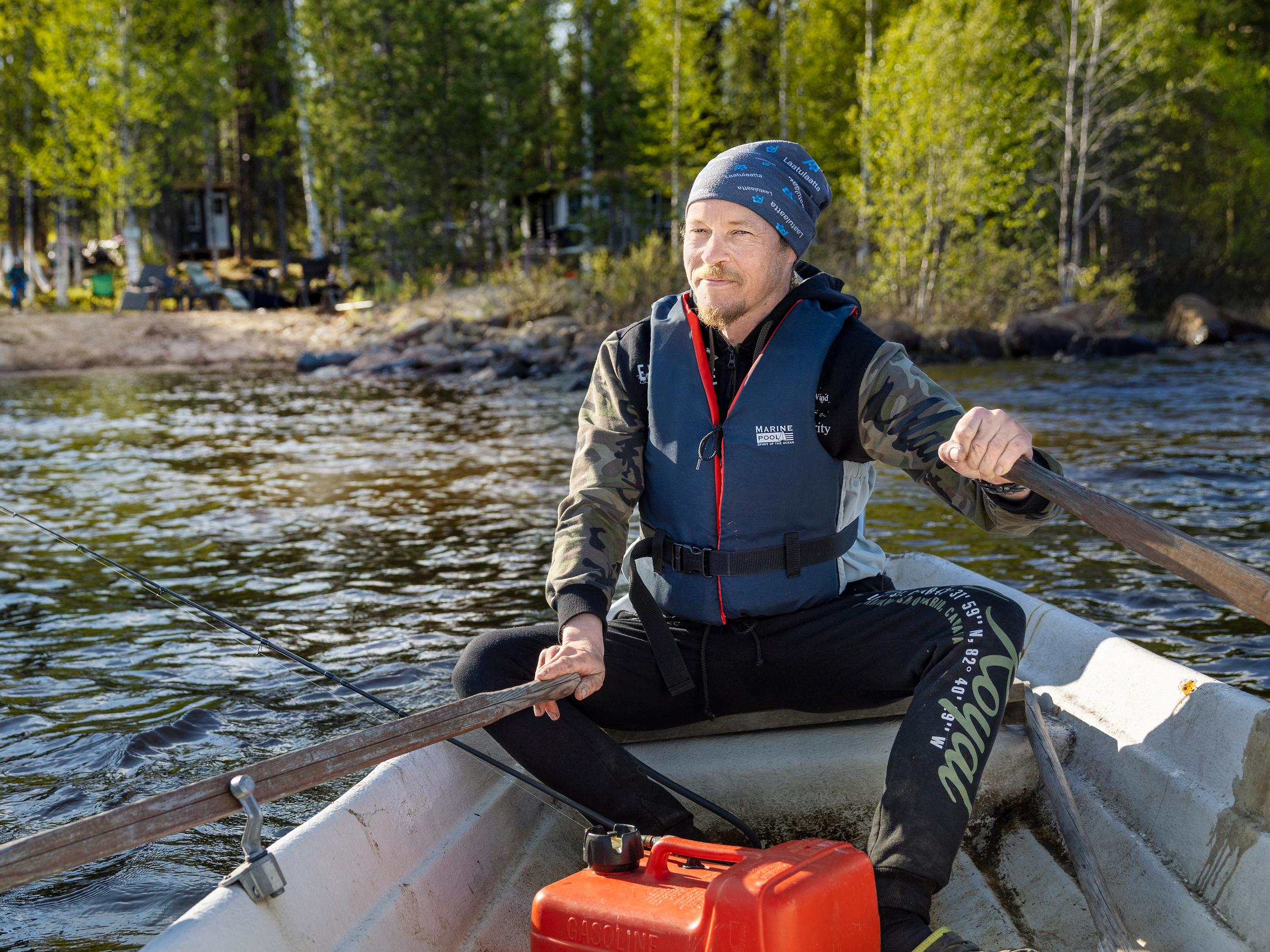Järkyttävä päänsärky pakotti Ilkka Kuoksan asumuseroon ja myymään kahdeksanlapsisen perheen kodin – Onneksi toinen menetys ei ollut pysyvä