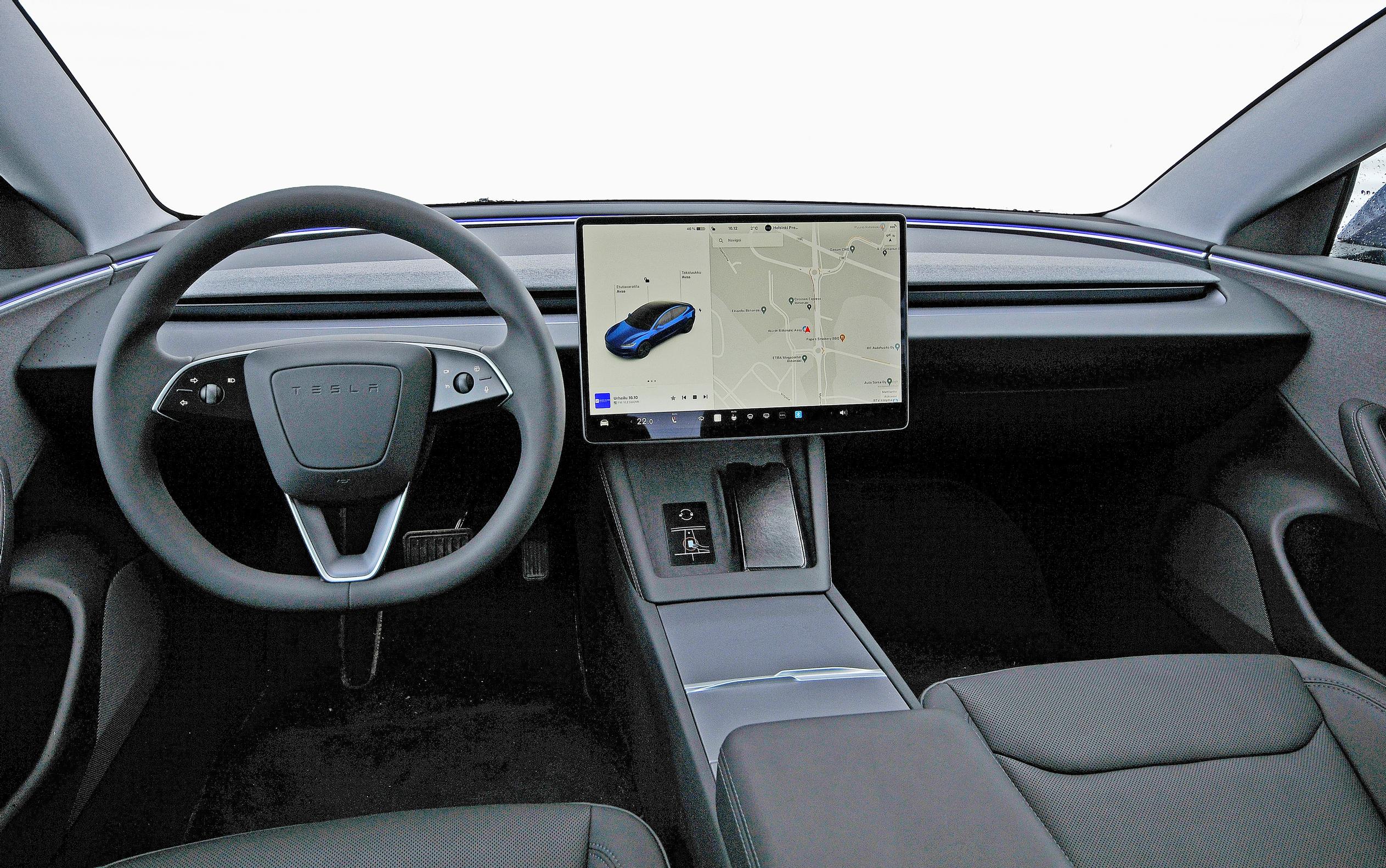 Tesla Model 3 RWD:n paljaaksi riisuttu ohjaamo saattaa pidemmän päälle tuntua tylsältä, eikä kognitiivista ergonomiaa todellakaan voi kehua.