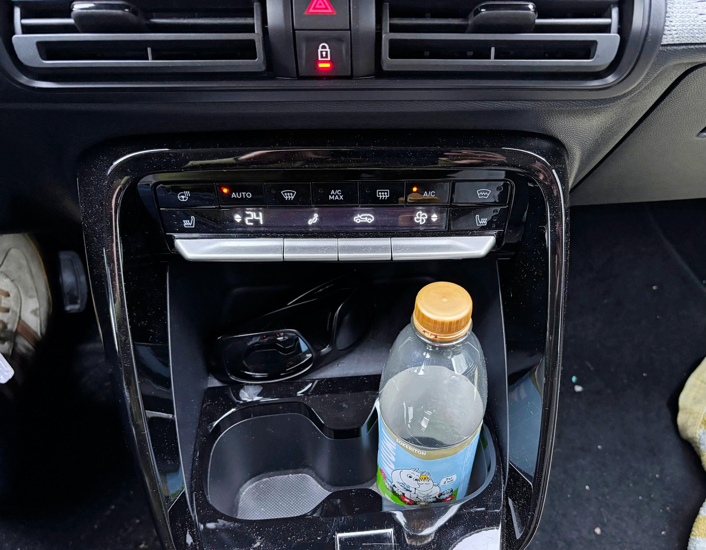 Citroën e-C3 Max 44 kWh on halpa sähköauto, mutta sillä on silti kunnon säätimet ilmastoinnille ja lämmittimille.