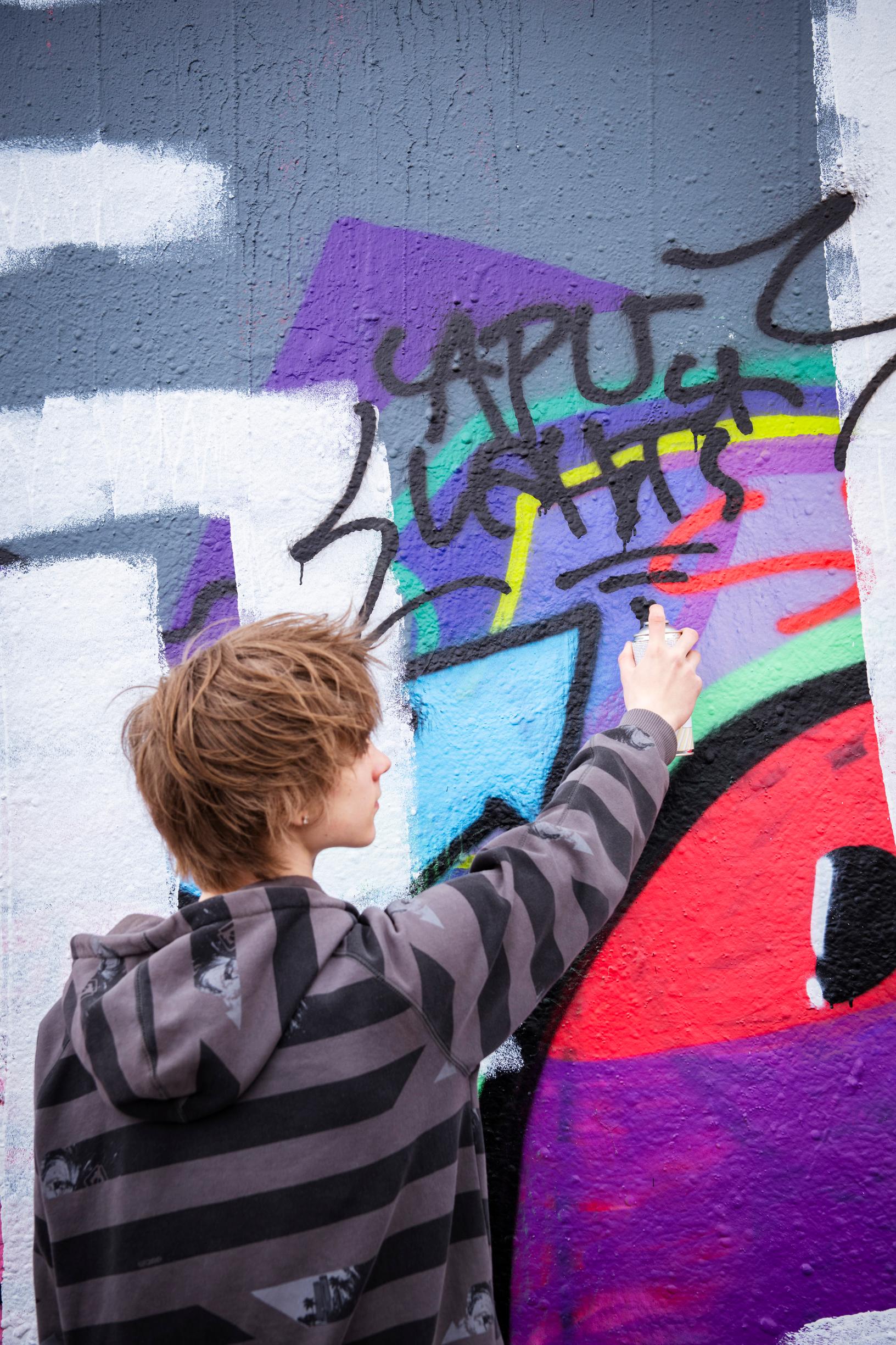 Naisvihaa vastaan kampanjoiva Toivo saattaa päästä tekemään uuden tasa-arvoa puoltavan graffitin koululleen Kalasatamaan.