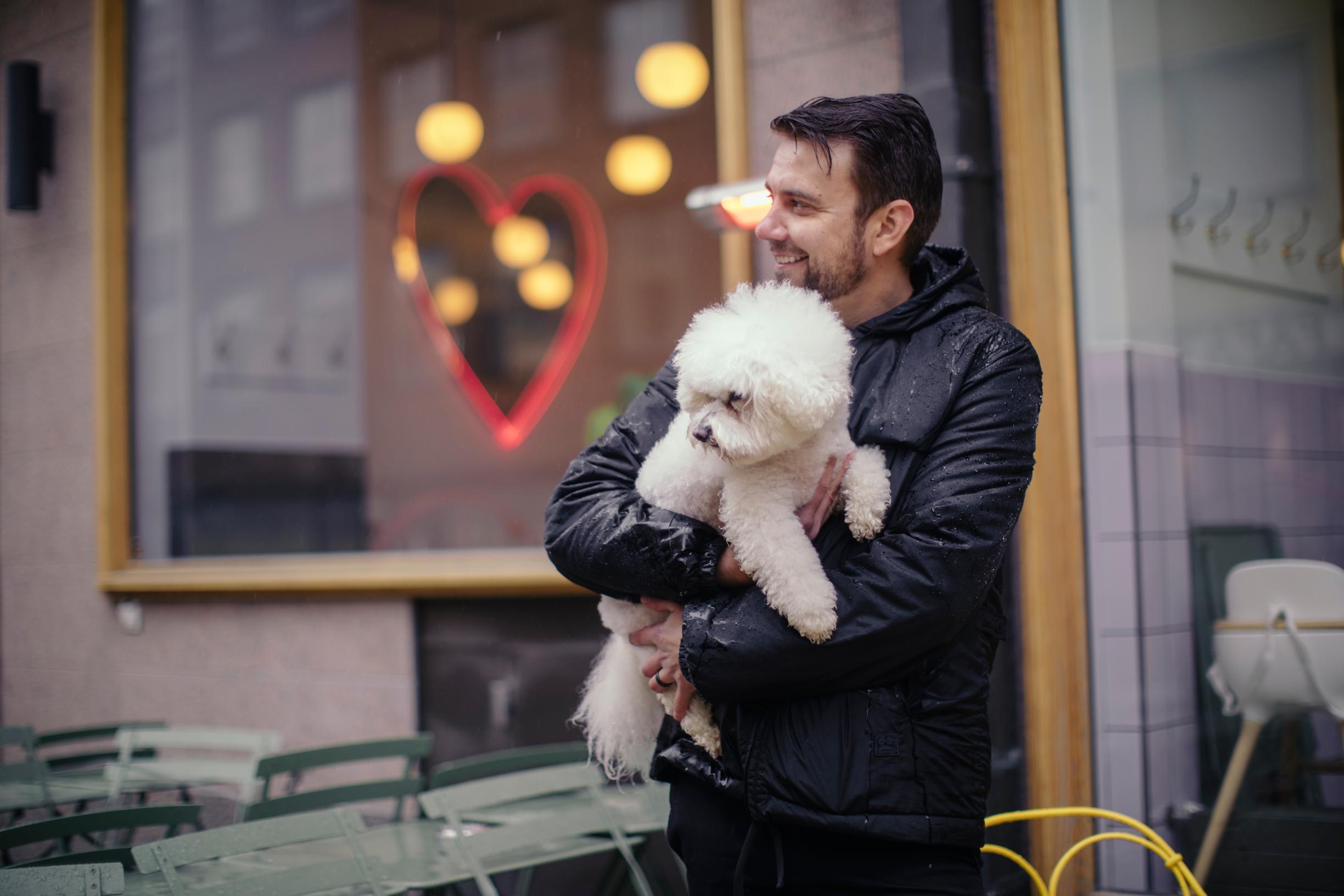 Antti Ketonen ja bichon frisé Elli vuonna 2019.