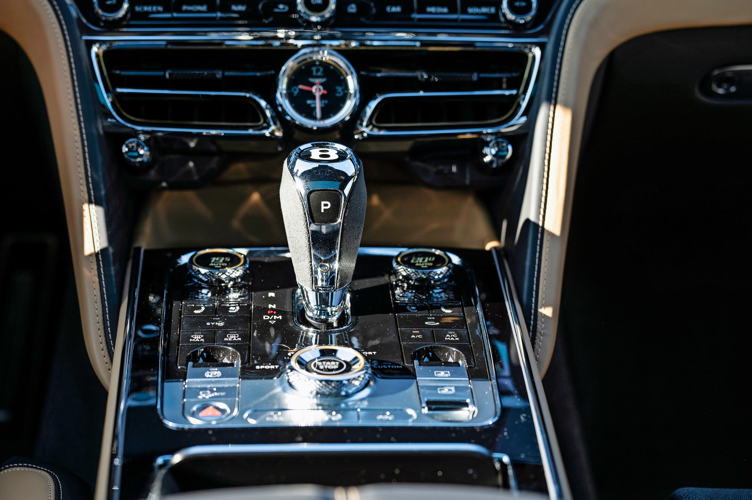 Bentley Flying Spur Hybridin korkeaan keskikonsoliin on koottu paljon eri käyttimiä, joissa kiiltävää kromipintaa riittää.