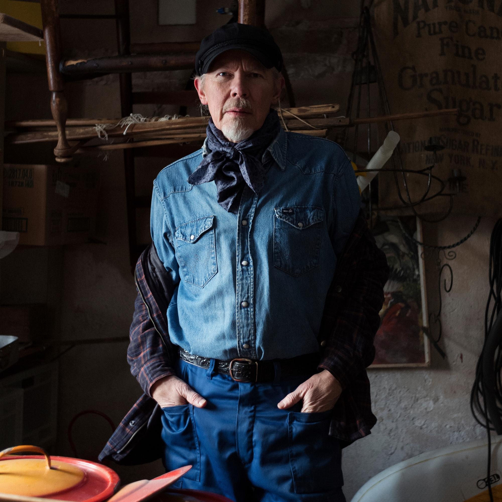 J. Karjalainen: Kappaleet syntyvät keltaisessa talossa, jossa nukkuu hyvin – Juha Itkonen istui J:n nojatuoliin ”Siitä sä näät, mitä mä nään, tota maisemaa olen kattellut”