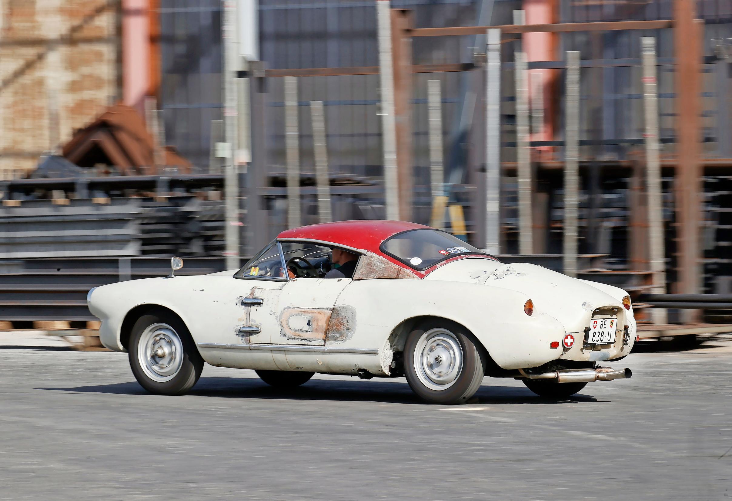 Enzmannille matala ja pitkulainen Porsche 550 Spider on selvä inspiraation lähde. Coupéna Enzmann on itse asiassa paremman näköinen kuin ilman kattoa.