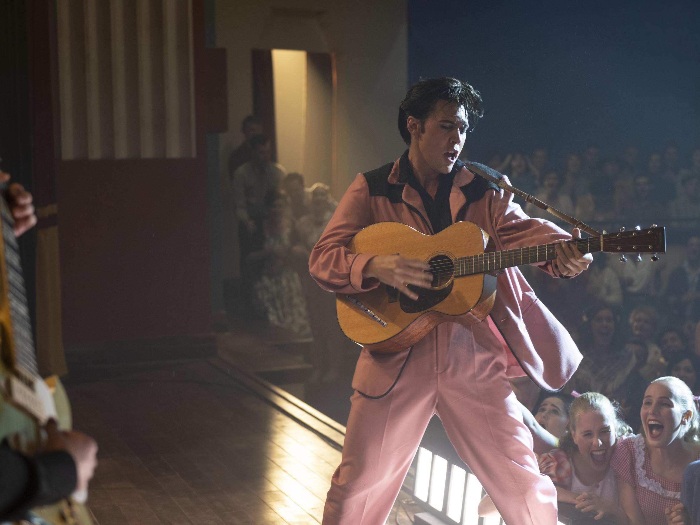 HBO Max otti onnistuneen Elvis-elokuvan tuoreeltaan ohjelmistoonsa – Mukana historian kaunein Can’t Help Falling in Love -tulkinta