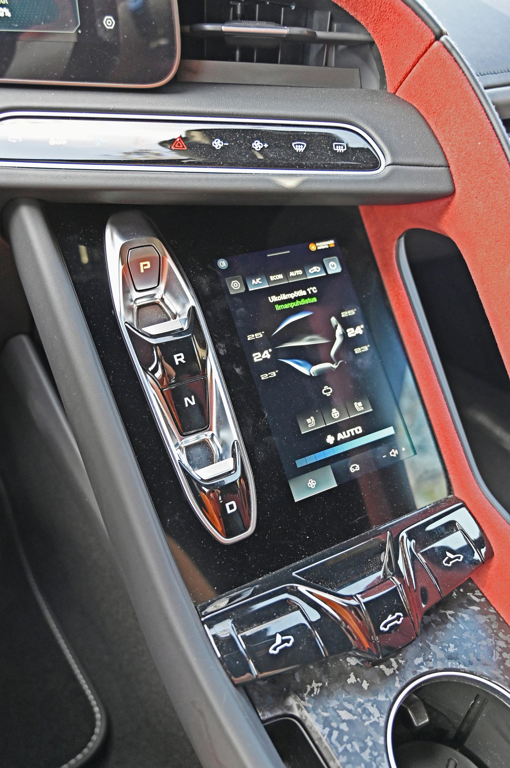 CarPlay toimii vain johdon avulla, eikä langatonta latausalustaa ole.
