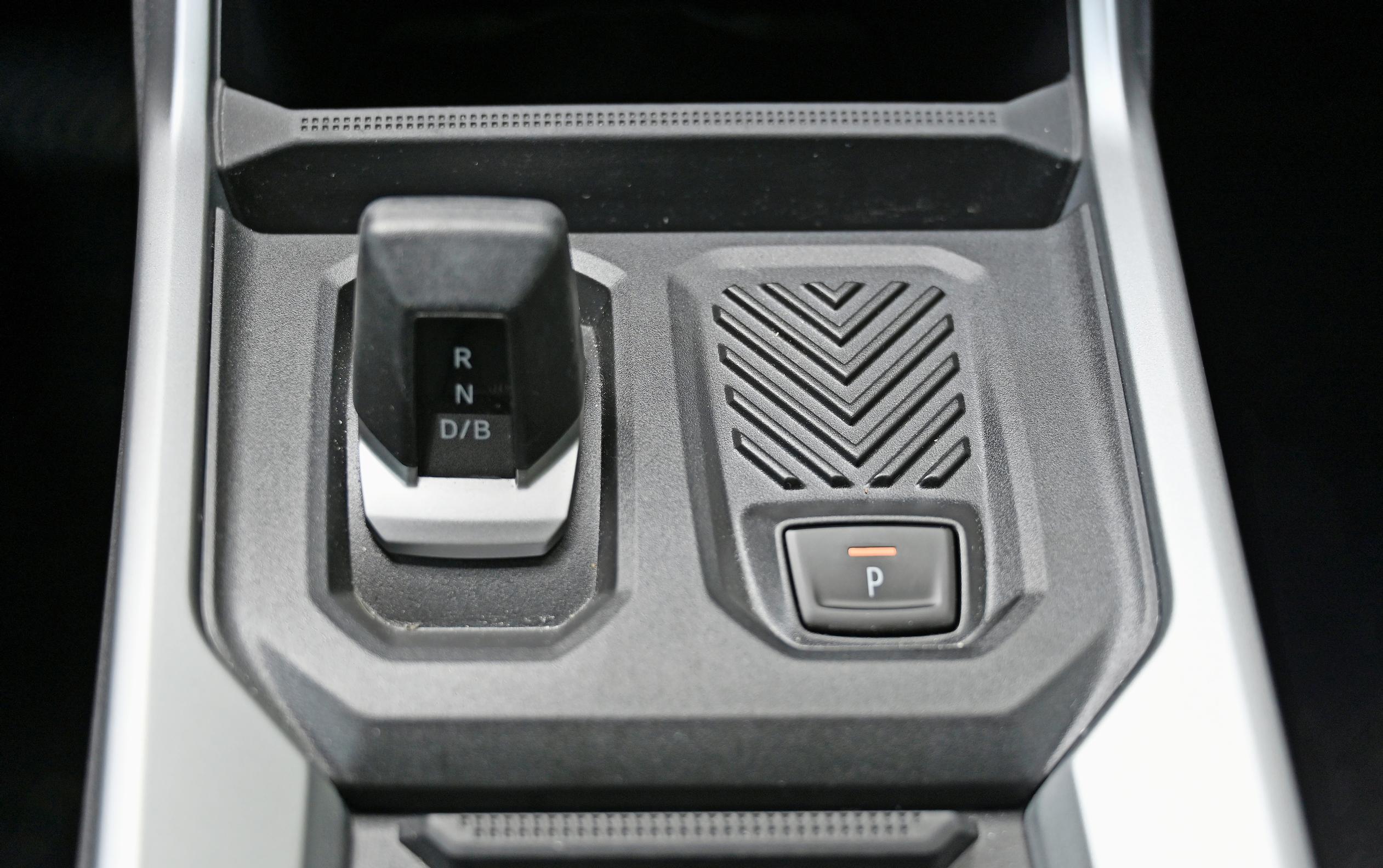 Dacia Bigsterin vaihdevalitsimen vieressä on P-painike erillisenä kytkimenään.