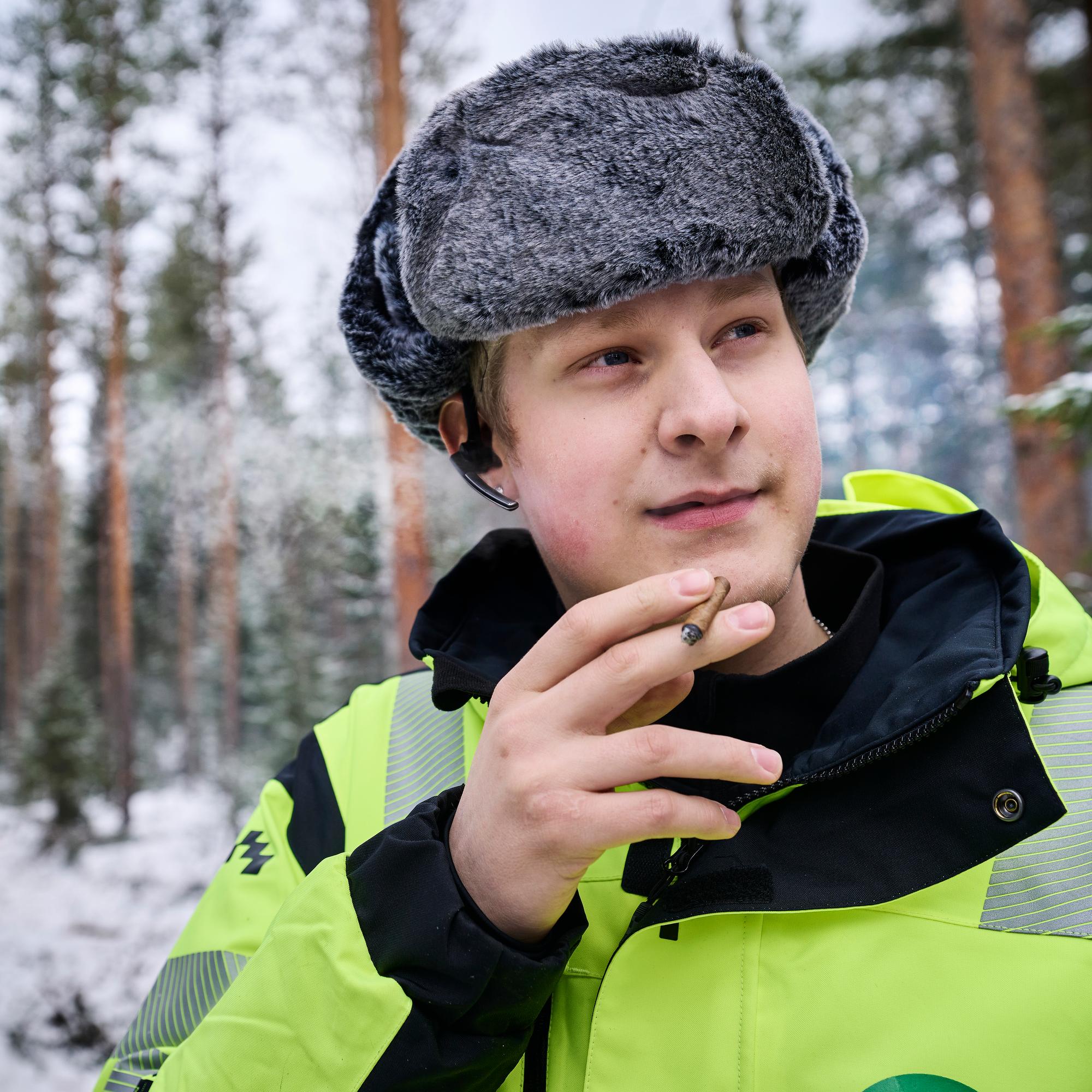 ”Taitaa olla tämä lapsi luontaisessa ympäristössään”, ajatteli isä metsäkoneeseen nukahtaneesta pojastaan – Keitä ovat miehet, jotka jäävät kuihtuvaan Kainuuseen?