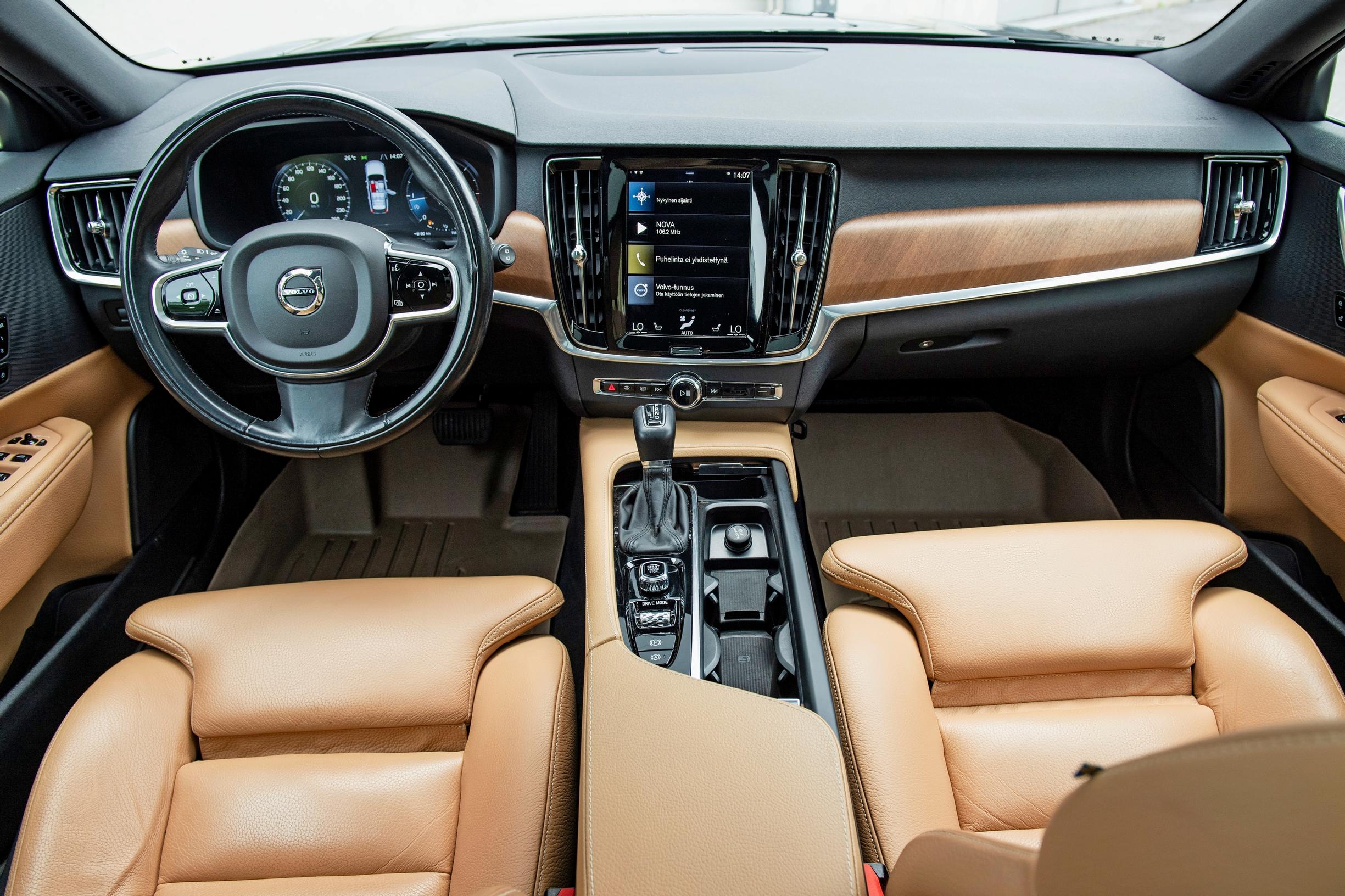 Volvo V90 vuosimallia 2017 Kojelauta on volvomaisen selkeä.